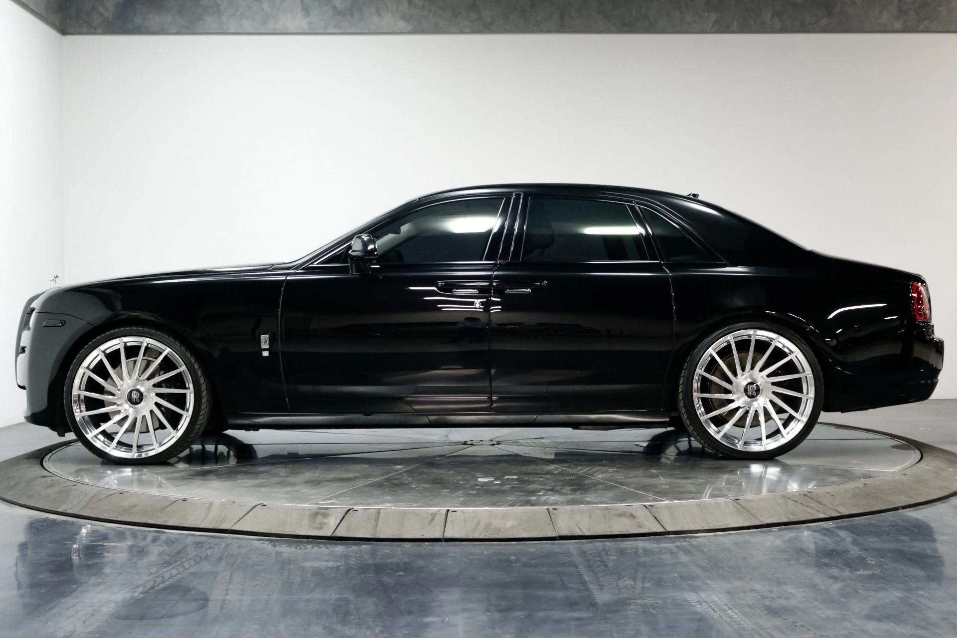 mph015_2389478471_Used_2015_Rolls_Royce_Ghost_Base_1760537897_fe92e9dfd0
