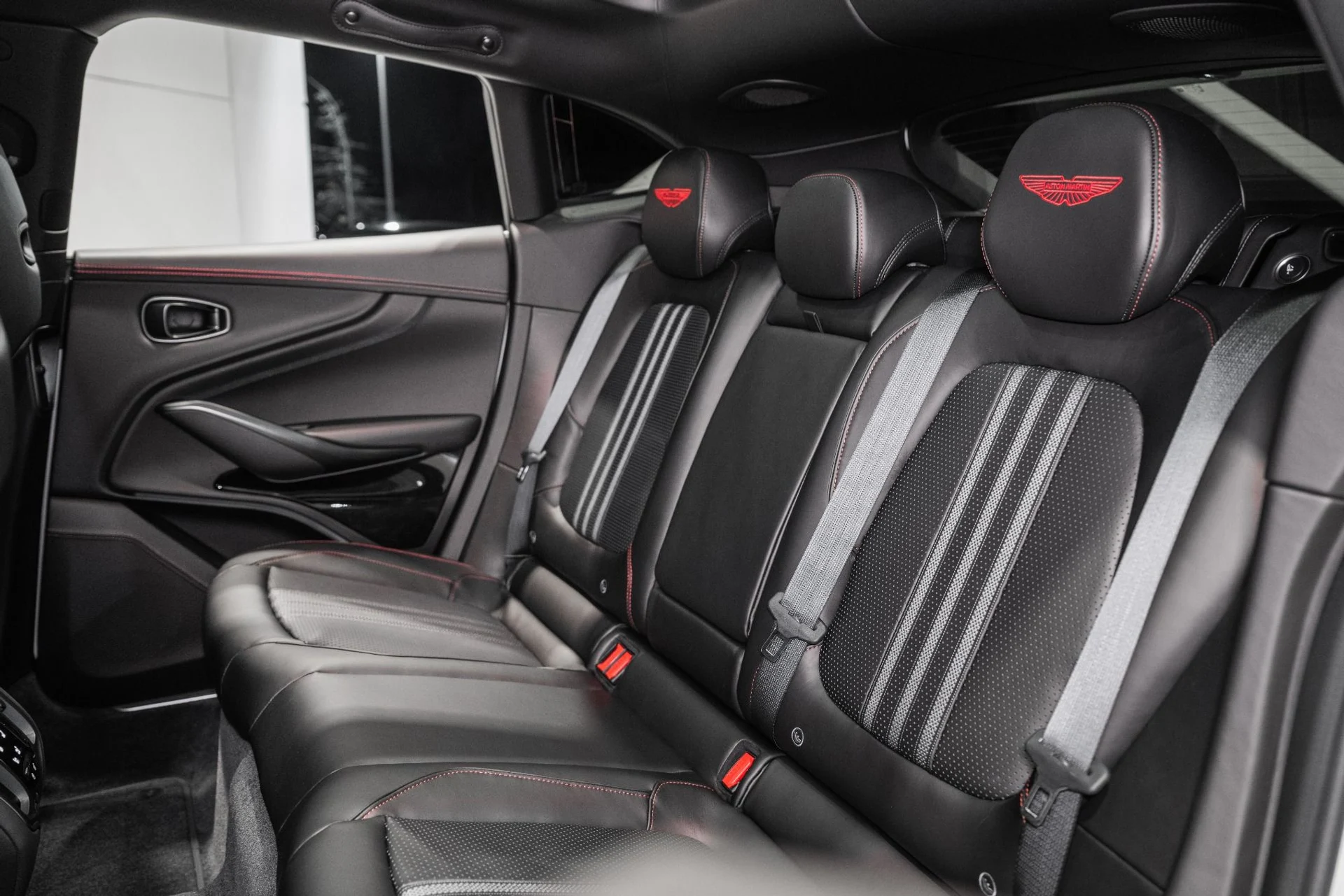 mph015_2392869475_New_2026_Aston_Martin_DBX_707_1765217762_602e8c08f5