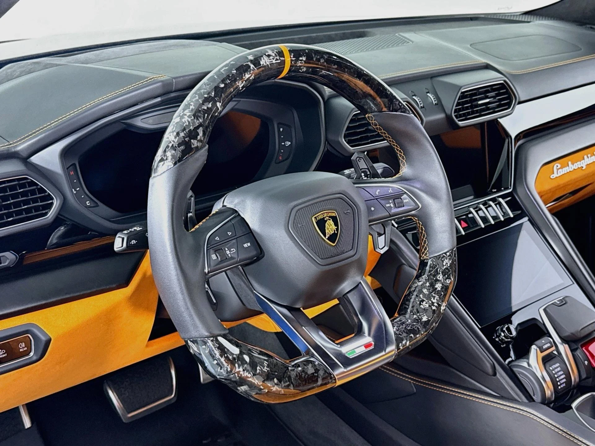 mph015_2403602152_Used_2022_Lamborghini_Urus_1786408610_783961e5ee