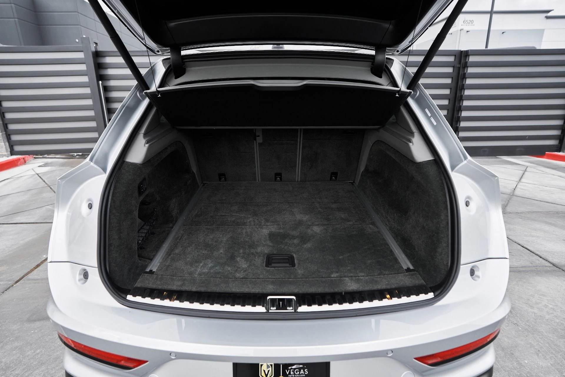 mph015_2415095489_Used_2023_Bentley_Bentayga_EWB_Azure_1763502487_b9d05f091e