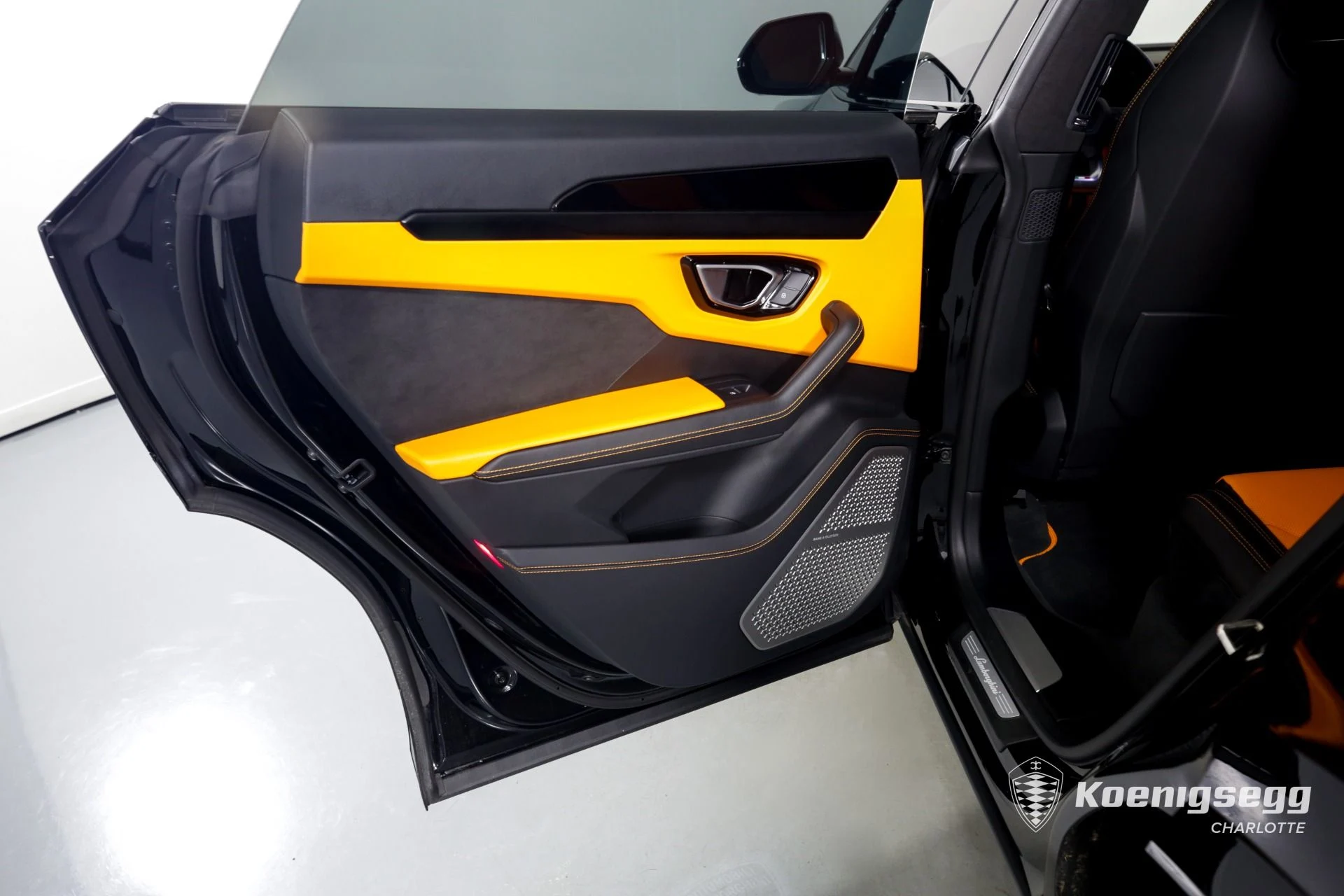 mph015_2432999844_Used_2021_Lamborghini_Urus_1675553145_21bf921e19