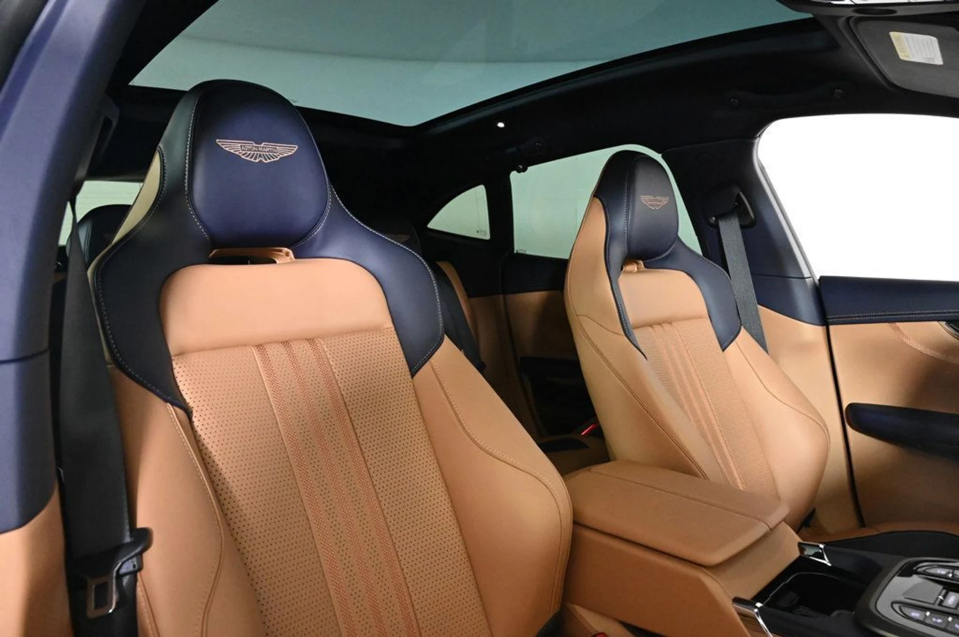 mph015_2437890675_new_2026_aston_martin_dbx_707awd_11350_22964194_15_1024_cc7933f582