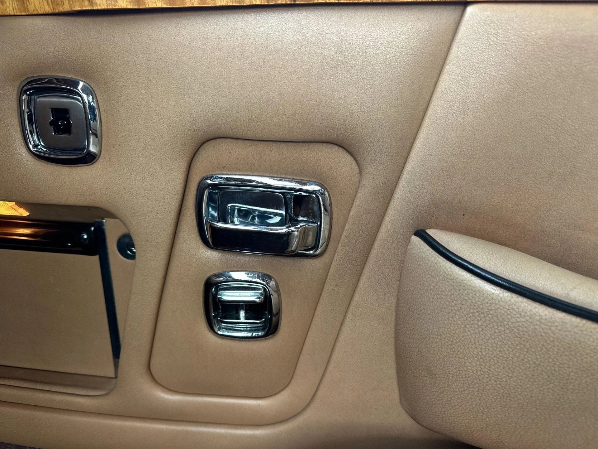 mph015_2438793463_Used_1986_Rolls_Royce_Corniche_1760538266_90b55d6984