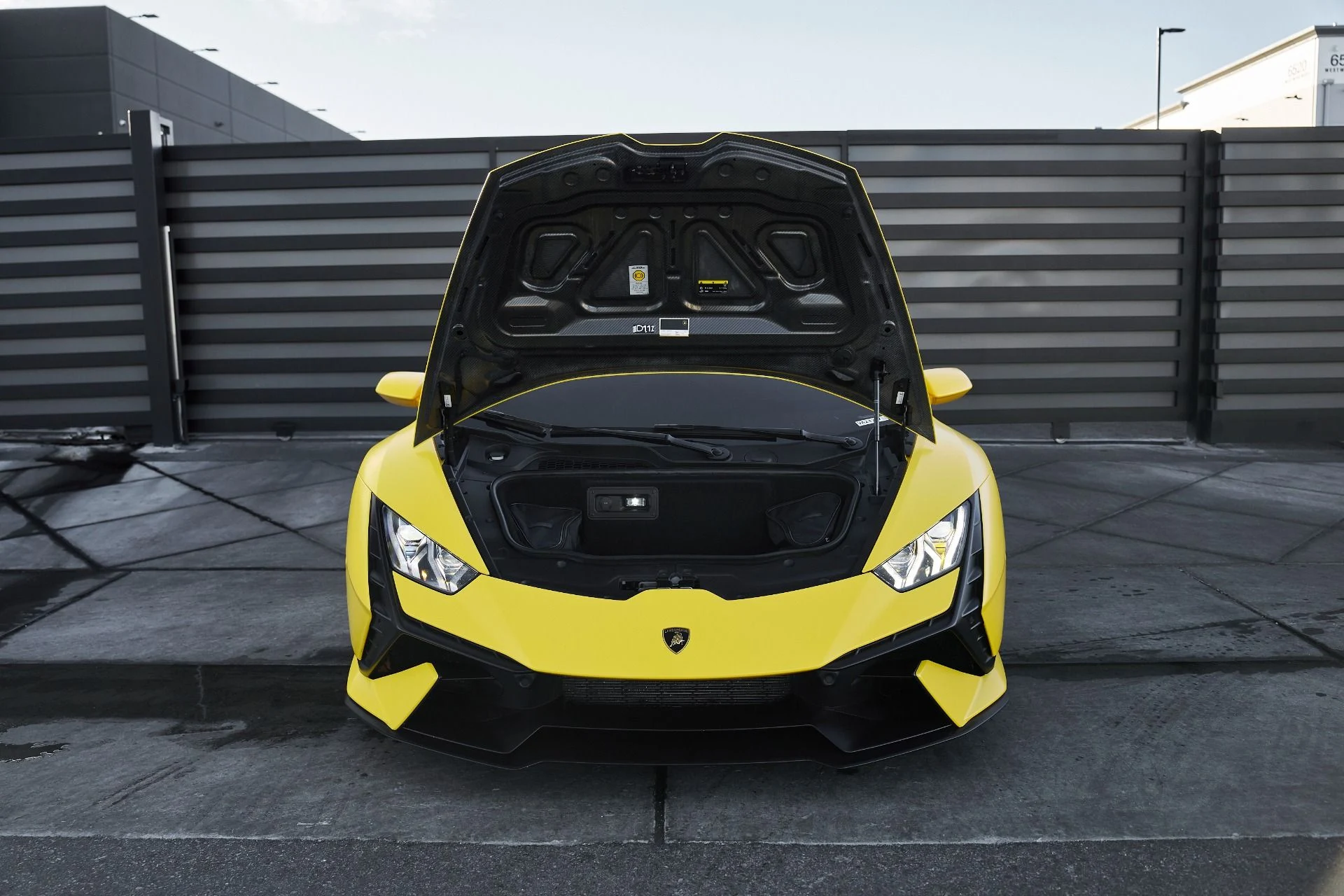 mph015_2439507935_Used_2023_Lamborghini_Huracan_Tecnica_Base_1765333477_0bc107c299