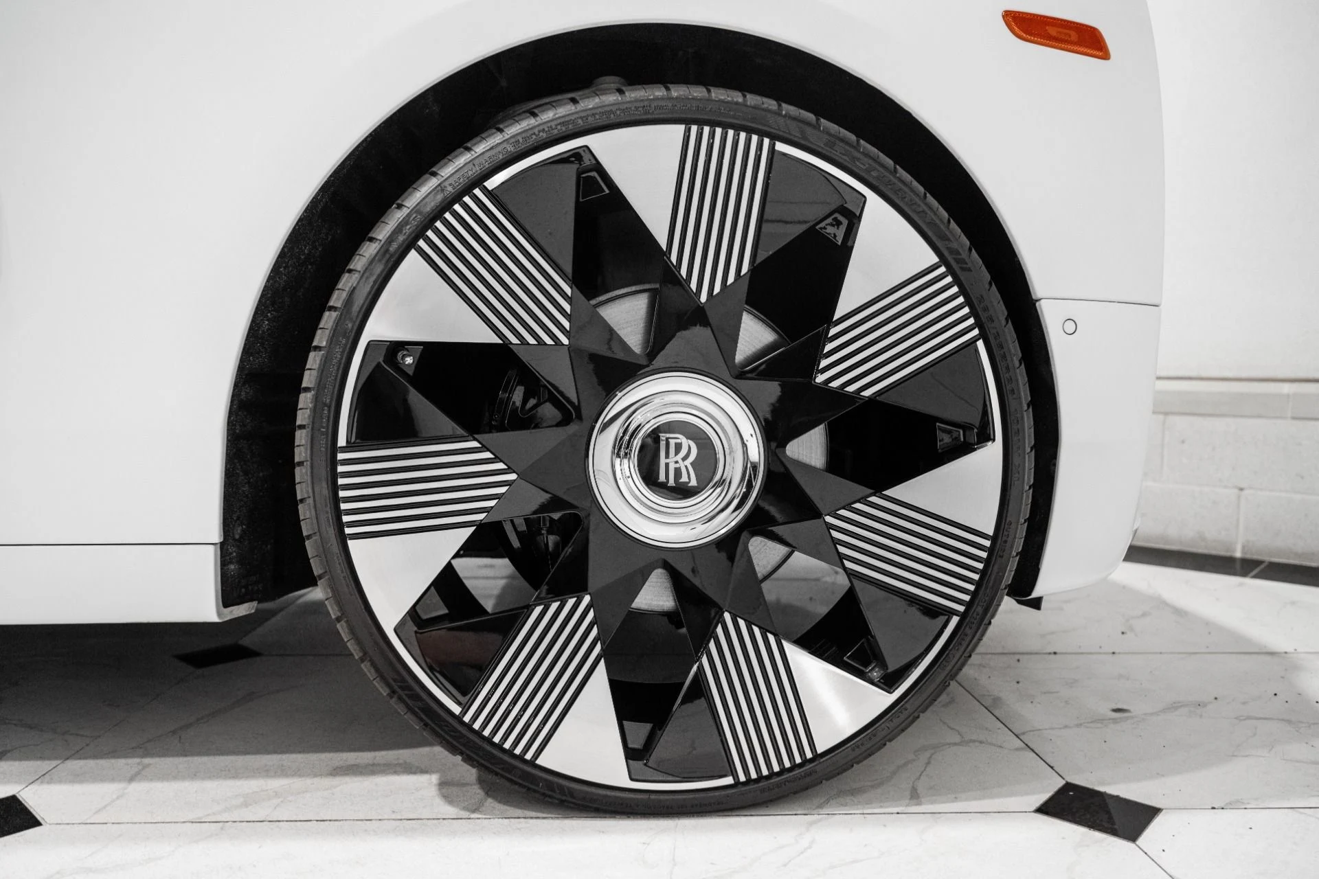 mph015_2447044012_Used_2018_Rolls_Royce_Phantom_1778080053_911a88750e