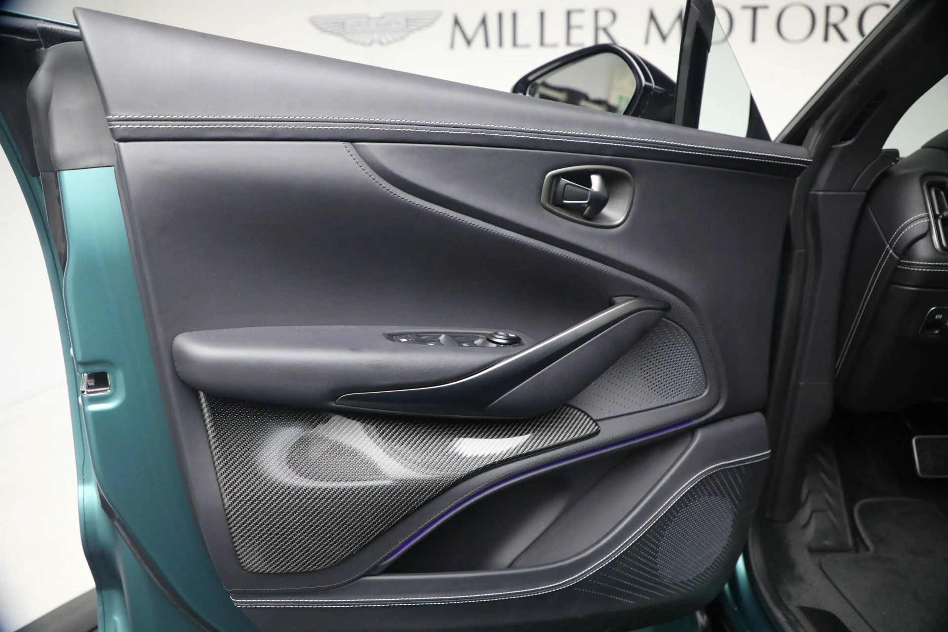 mph015_246895110_Used_2023_Aston_Martin_DBX_707_1787862886_1d1a7f69eb