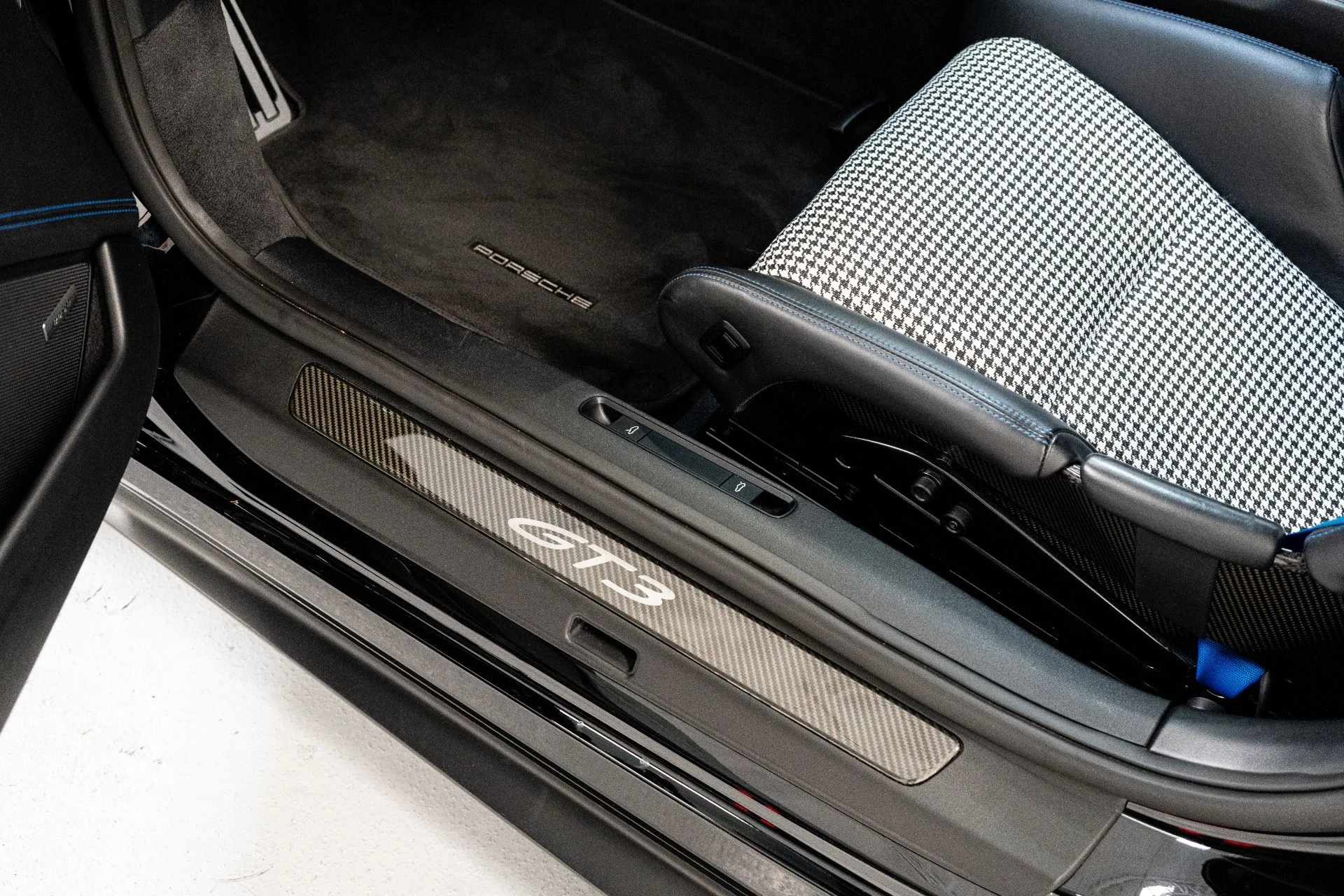 mph015_2479168604_Used_2022_Porsche_911_GT_3_1766000898_b1abddc237