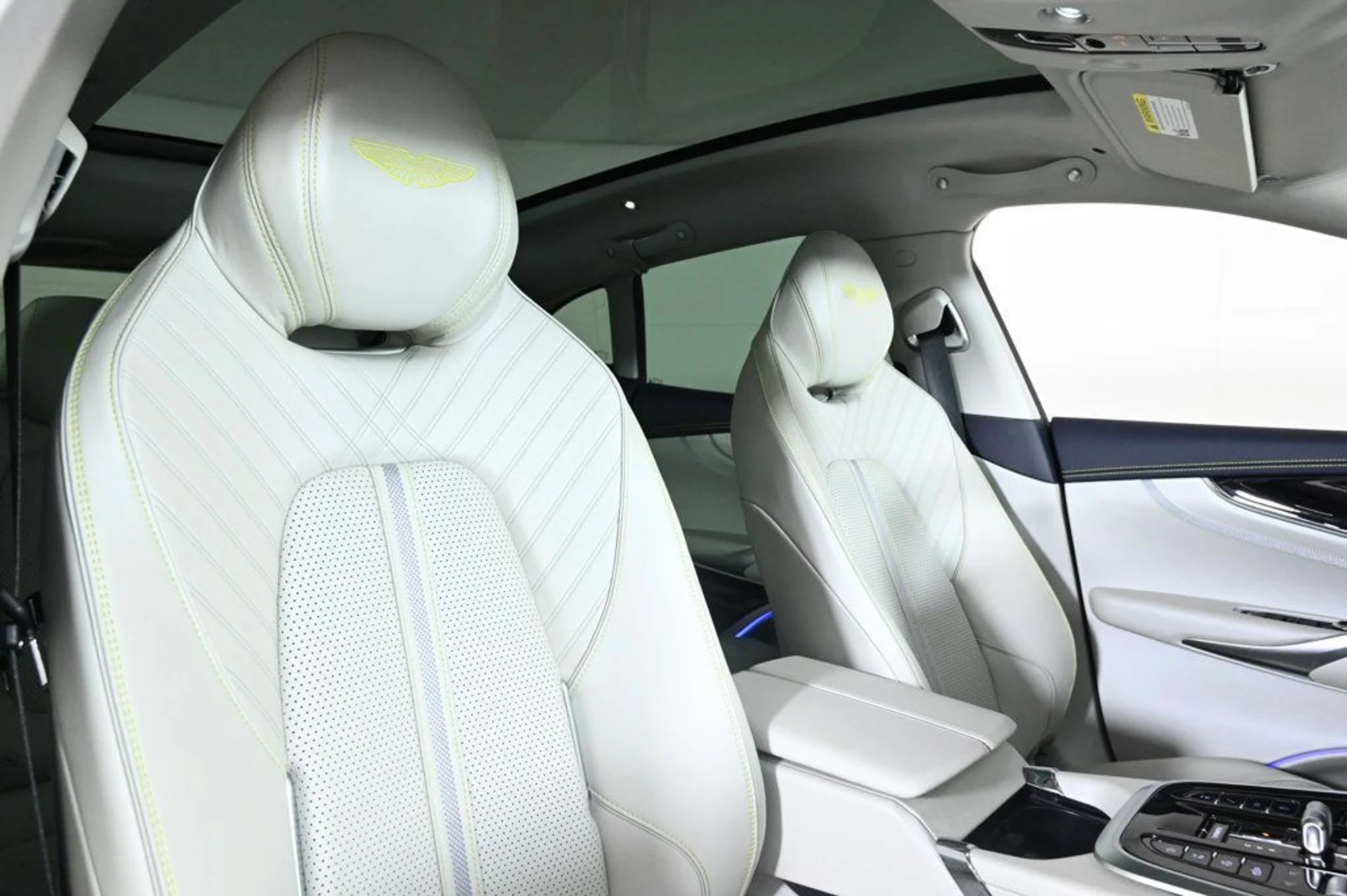 mph015_2480149770_new_2026_aston_martin_dbx_707awd_11350_22965901_15_1024_cf3e976d48