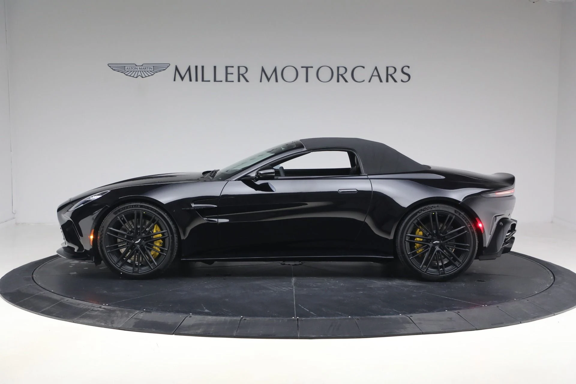 mph015_2482496440_New_2026_Aston_Martin_Vantage_Roadster_1770848011_23d911bae7