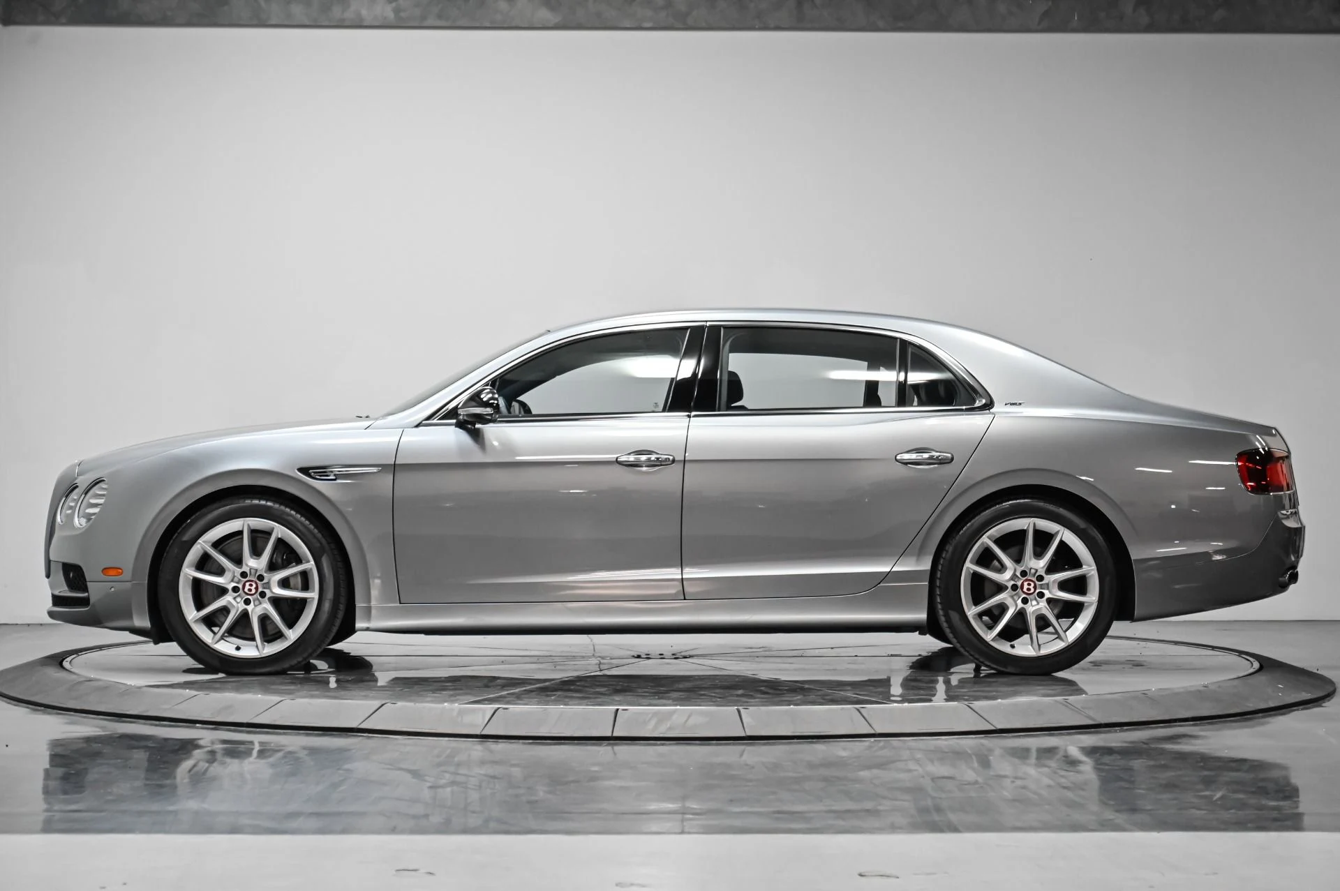 mph015_2500000464_Used_2018_Bentley_Flying_Spur_V8_S_1754506017_bfb35d18ea