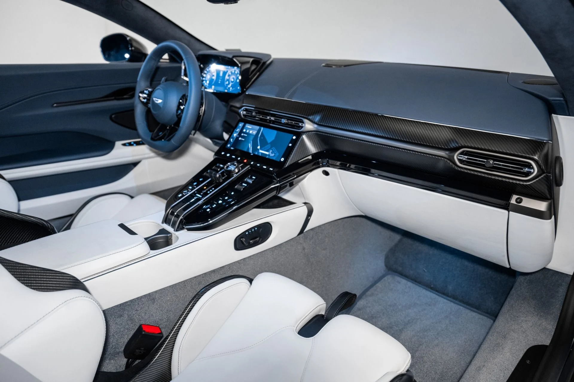 mph015_2538817425_Used_2025_Aston_Martin_Vantage_Coupe_1741617065_da358cc2f7