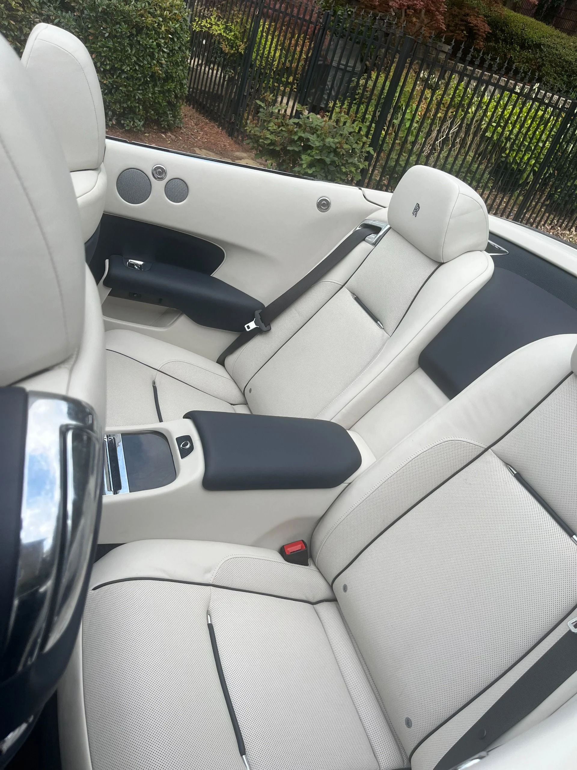 mph015_2541477876_Used_2017_Rolls_Royce_Dawn_1743705438_0d2c8e2f72