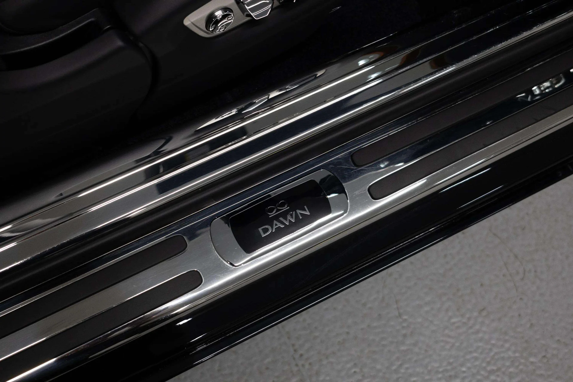 mph015_2565755575_a10009d6_1ab6_4026_ac9f_2ba66ca478fd_201920_Rolls_Royce20_Black20_Badge20_Dawn2028_SCA_666_D55_KU_11584429_15_ccb90c65b7