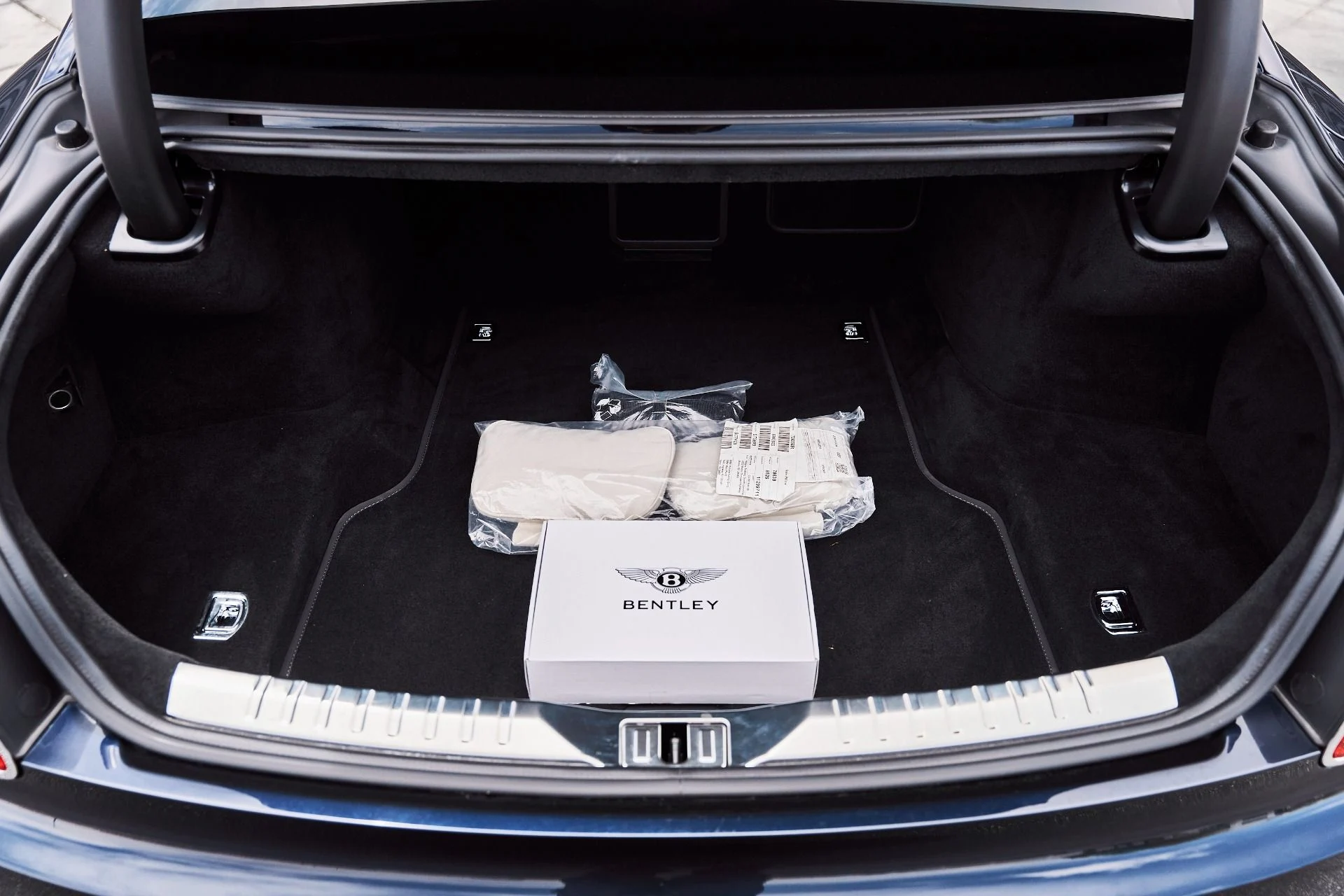 mph015_2566417460_Used_2021_Bentley_Flying_Spur_V8_1779867090_00fa459543