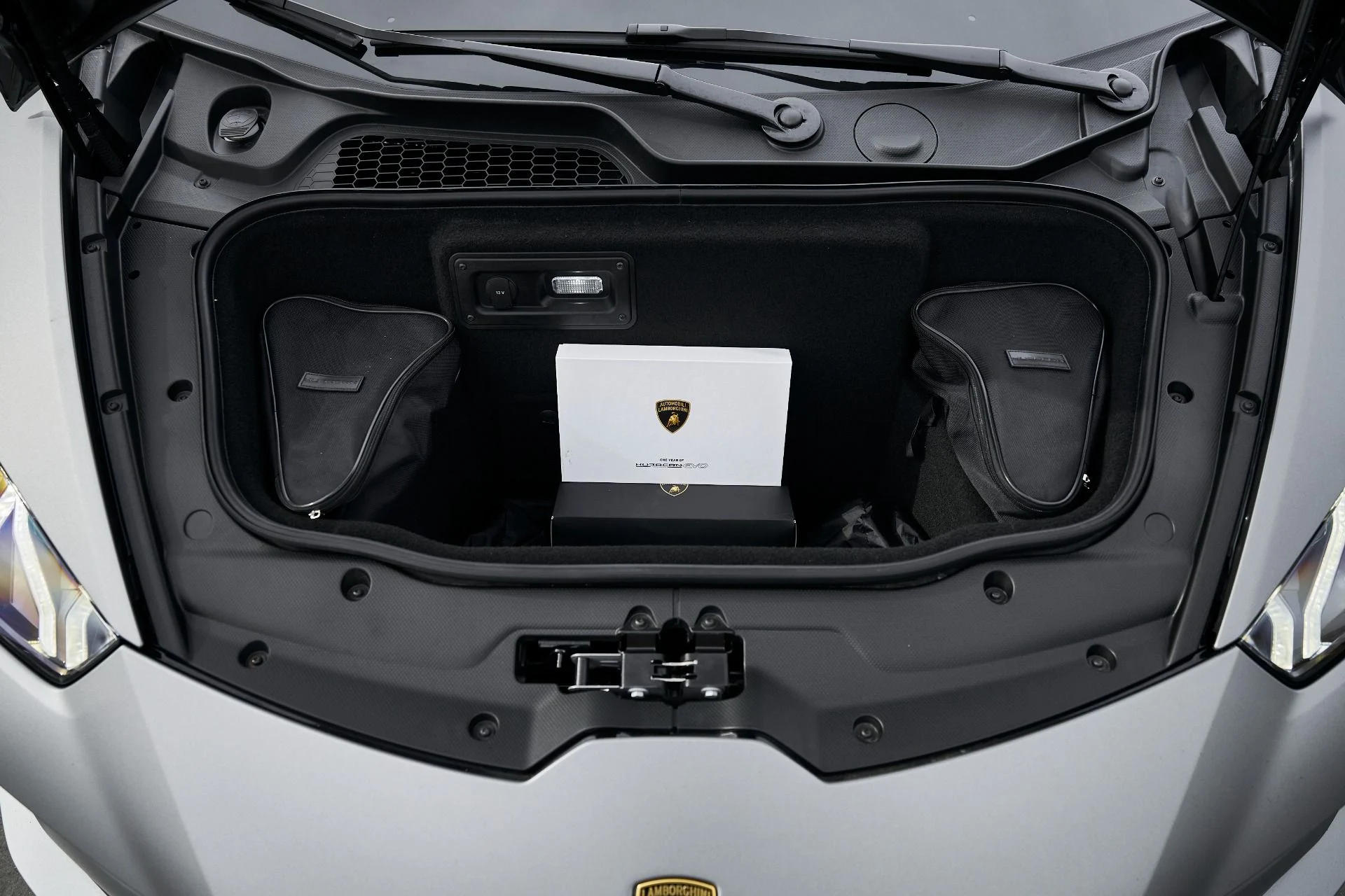 mph015_2567498106_Used_2023_Lamborghini_Huracan_EVO_Base_1769049008_744a407458