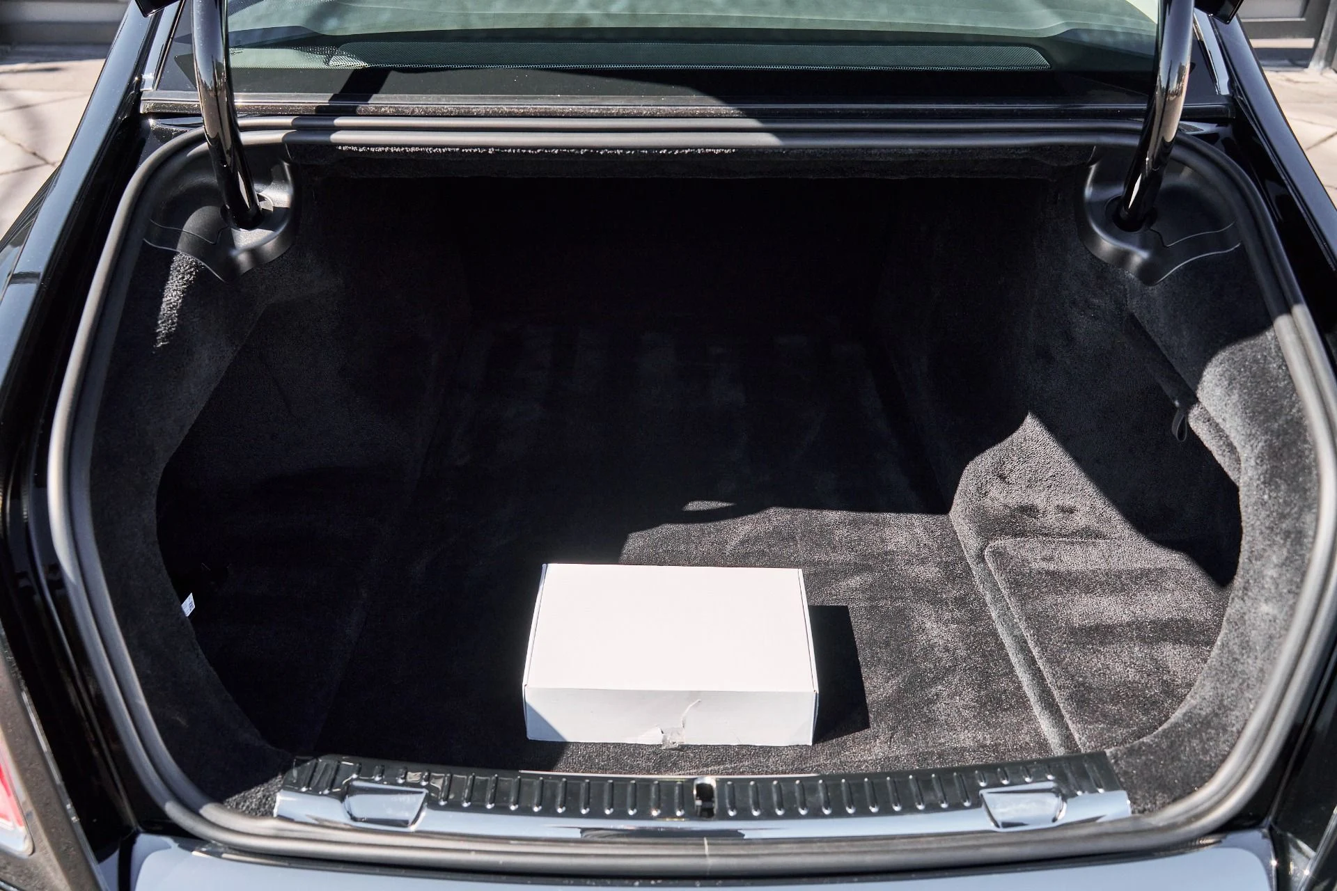 mph015_2574312163_Used_2025_Rolls_Royce_Phantom_Base_1759898824_69997d5369