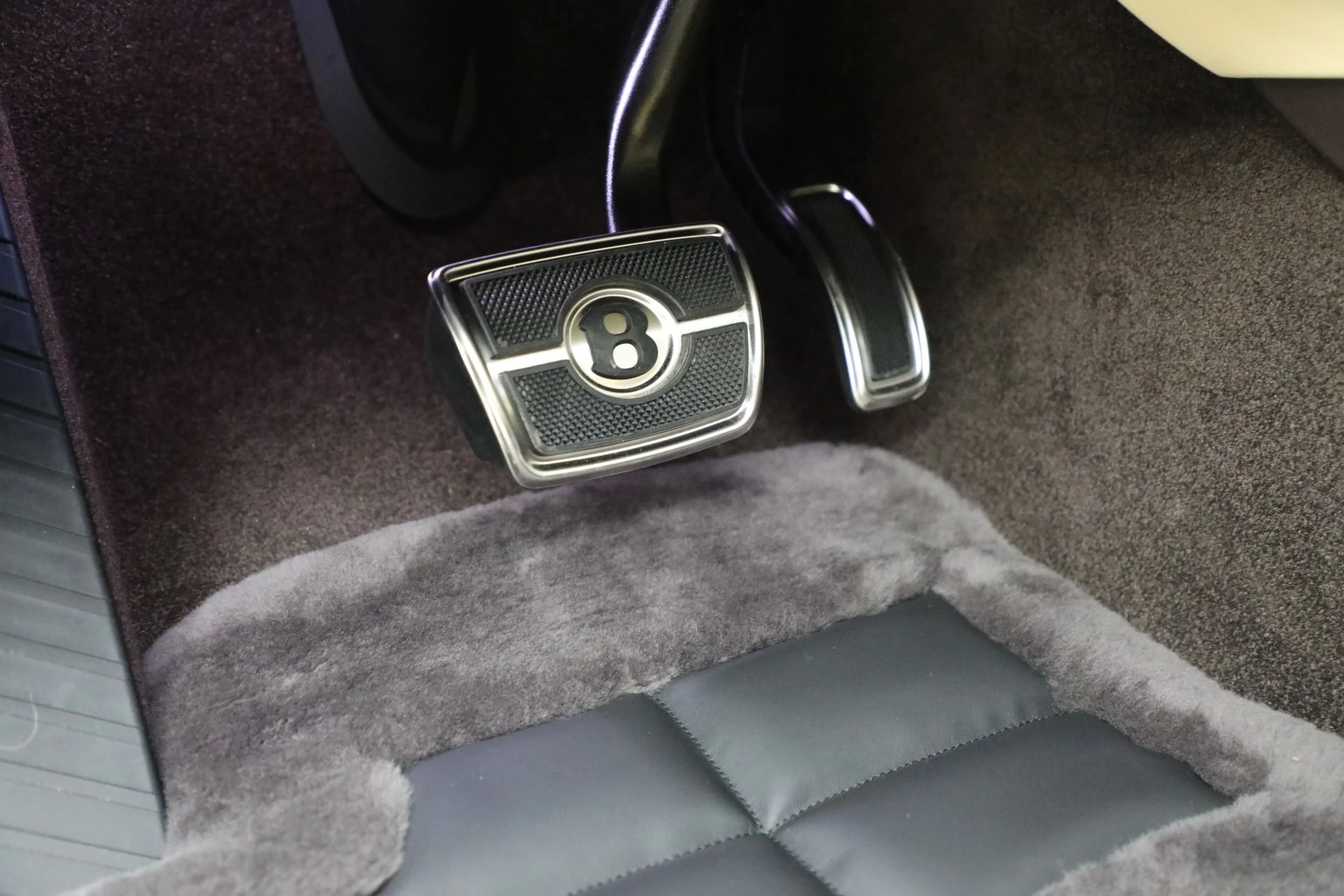 mph015_2589895716_New_2025_Bentley_Bentayga_Azure_V8_deb7657bb9