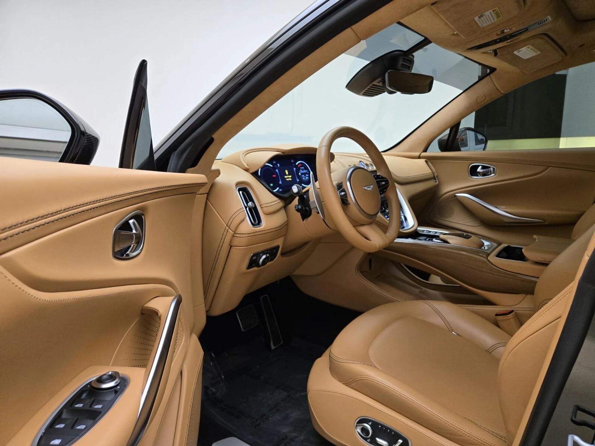mph015_259048016_Used_2021_Aston_Martin_DBX_1753164218_6e5e56f9f1