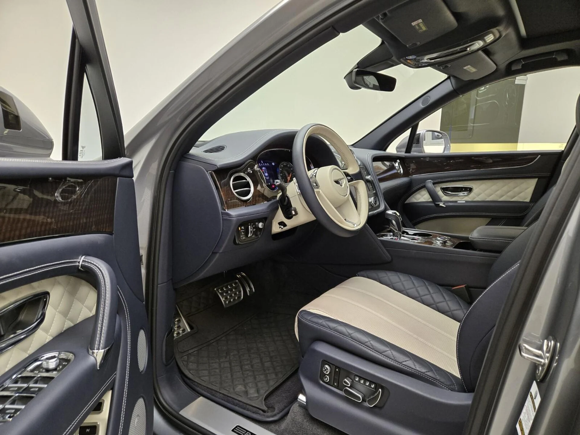 mph015_2596586070_Used_2018_Bentley_Bentayga_1760597629_f7bbb00f1c