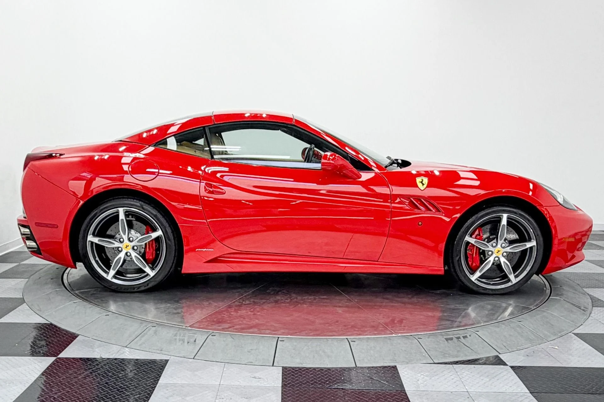 mph015_2606442556_Used_2014_Ferrari_California_Daytona_Seats_490_Horsepower_Carbon_Fiber_Steering_Wheel_w_LE_Ds_1783362230_e40ded89be