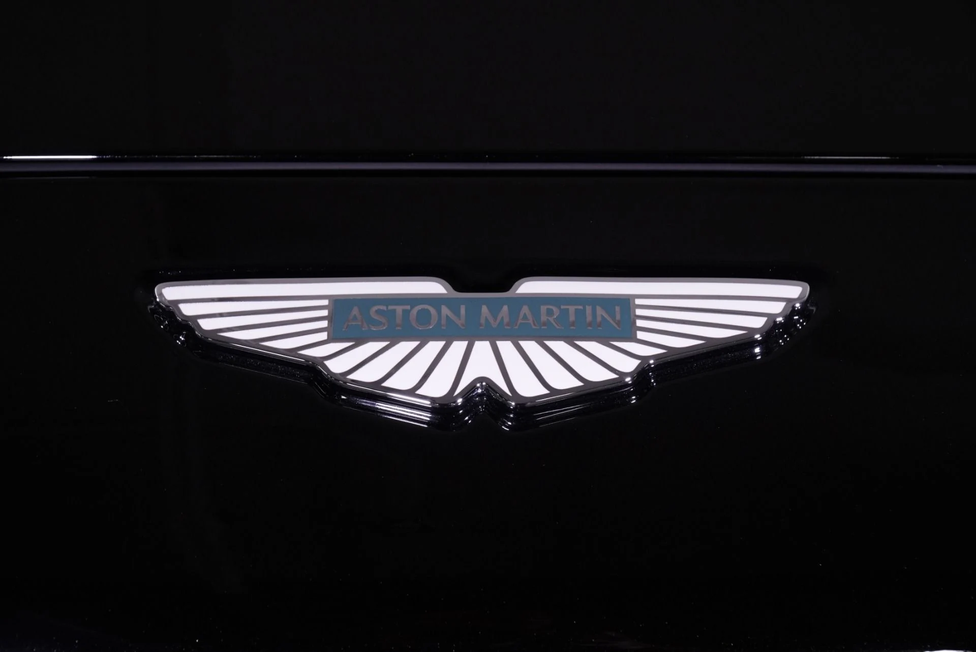 mph015_2629455933_New_2026_Aston_Martin_DBX_707_1762322943_60e78b5612