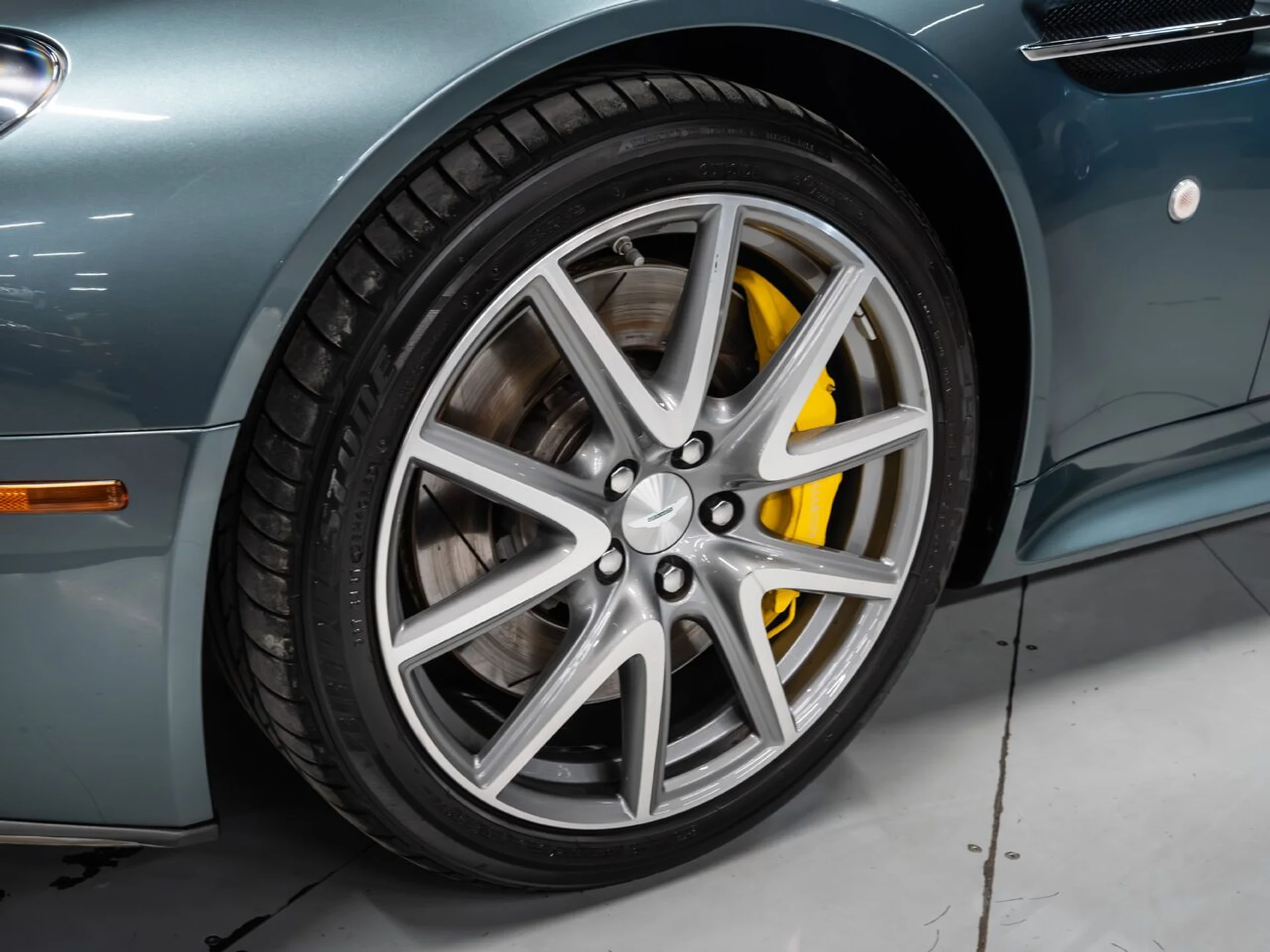 mph015_2630752787_aston_martin_v8_vantage_2015_74a96e83e5