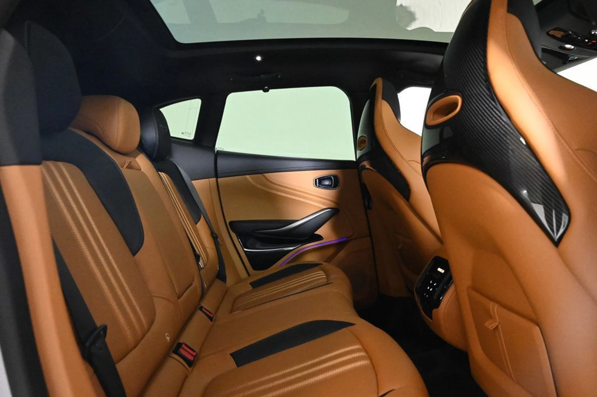 mph015_2635924244_new_2025_aston_martin_dbx_707awd_11350_22933621_15_1024_d33e96962e