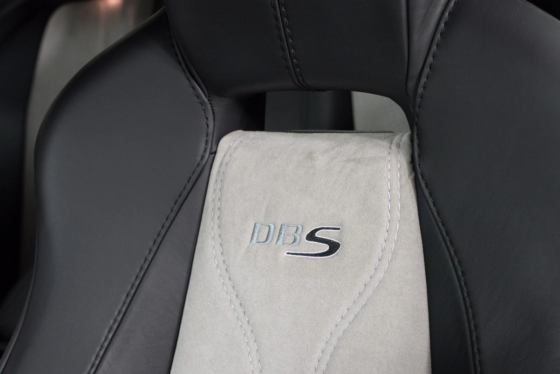 mph015_2639571071_Used_2009_Aston_Martin_DBS_V12_Manual_1782515507_63328d1a0d