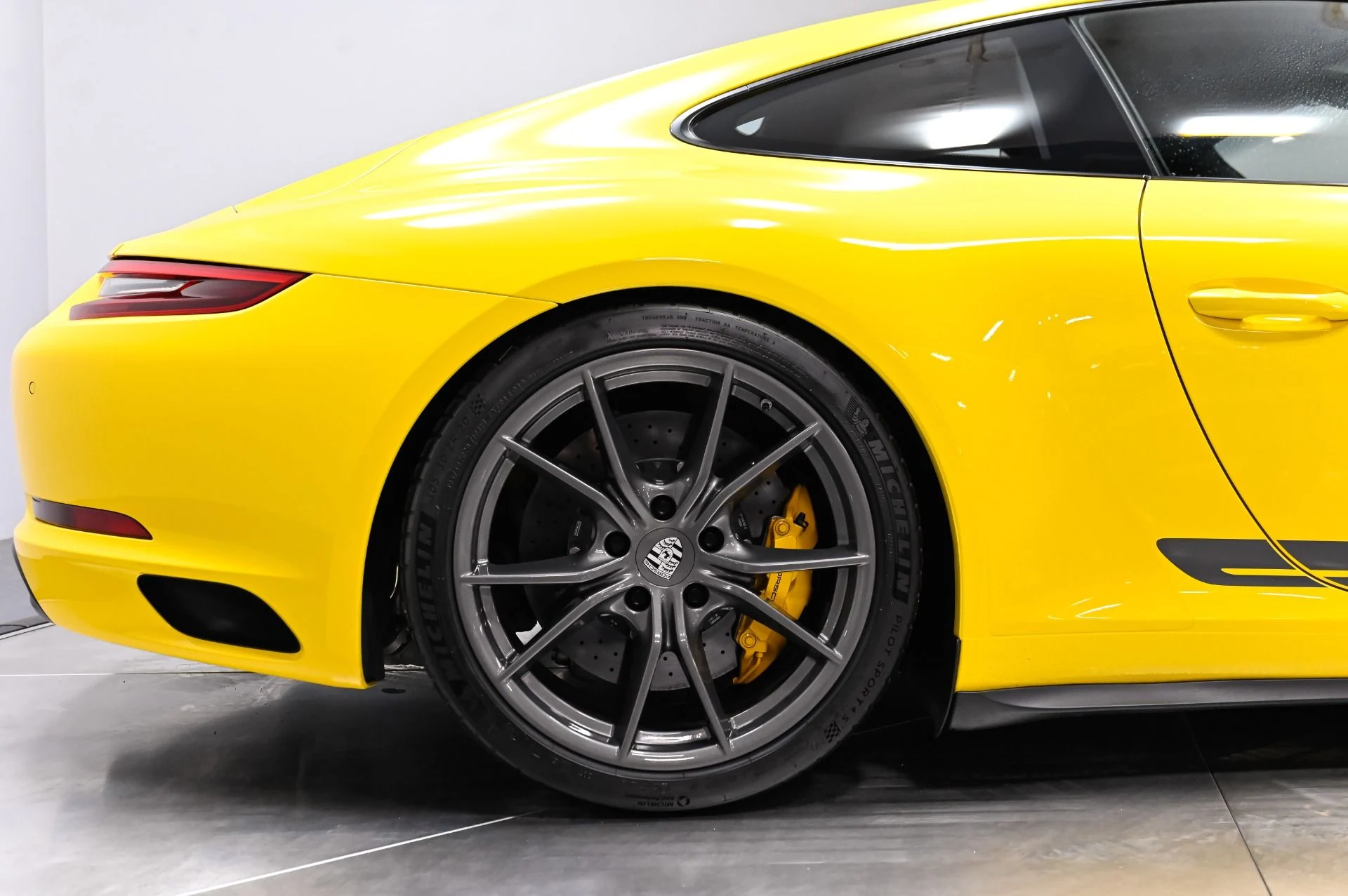 mph015_2660606401_Used_2018_Porsche_911_Carrera_T_1790277617_b26b39832e