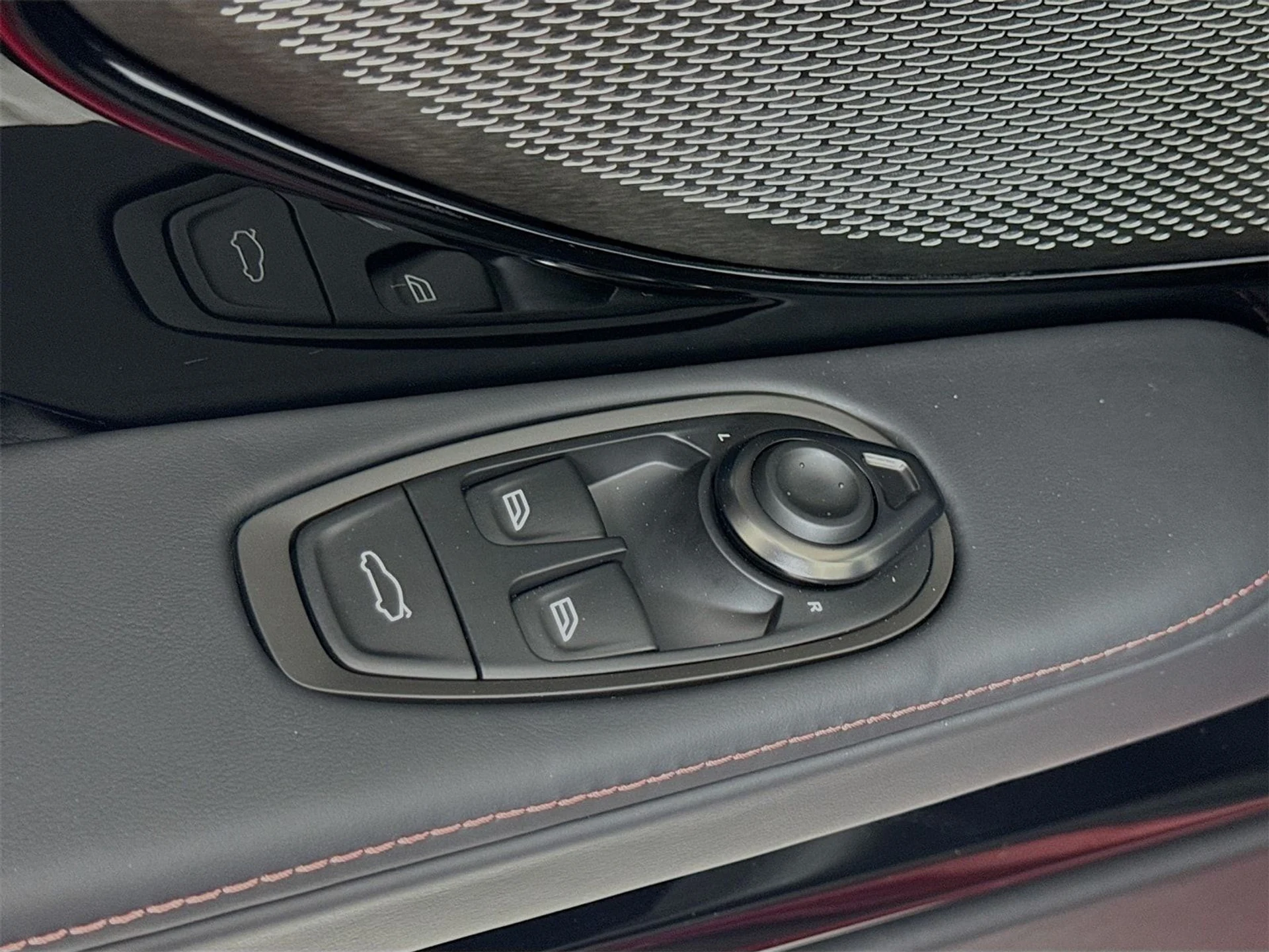 mph015_266728729_7ec33678f9841f42454465dd4e2d675cx_96c0045127