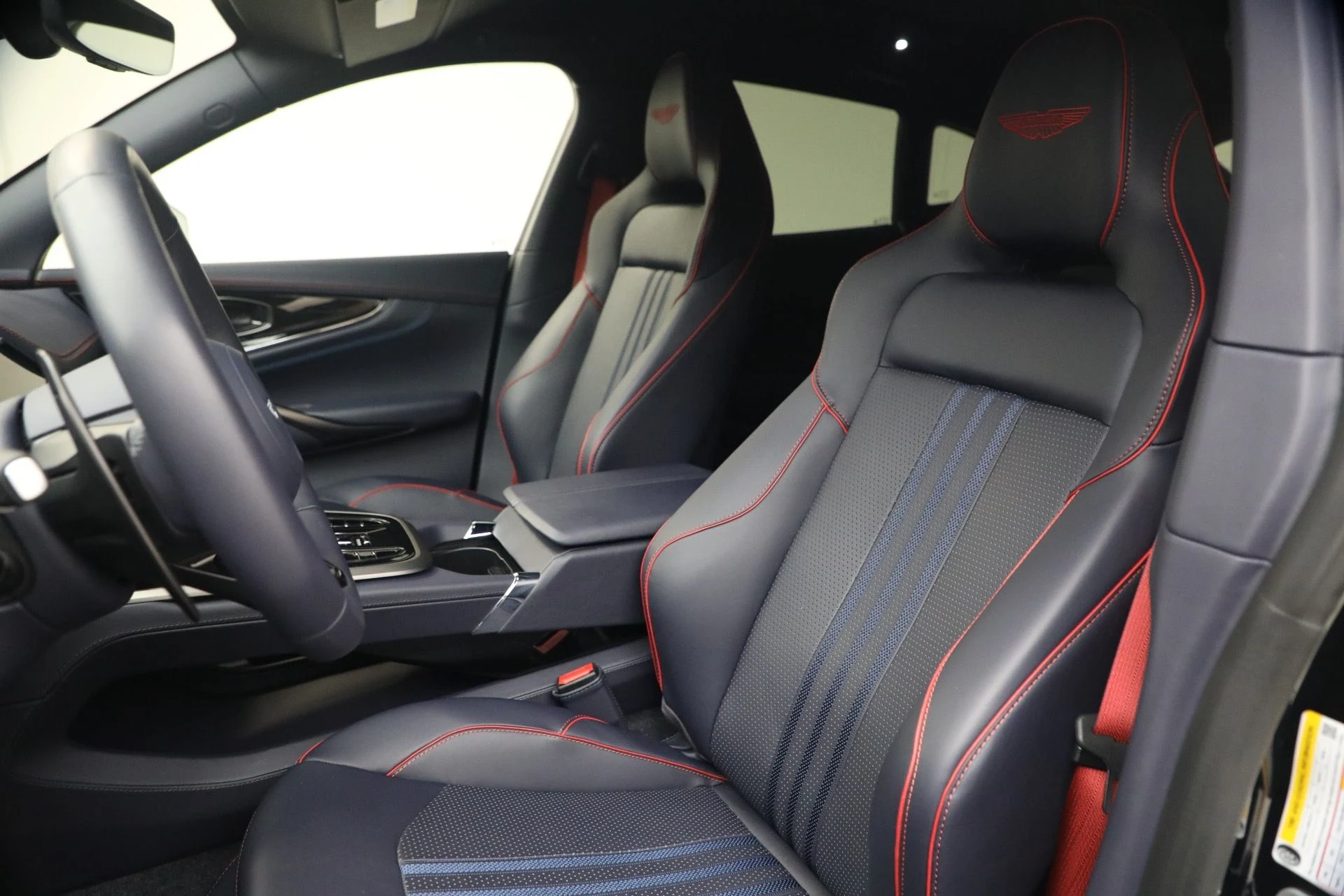 mph015_2691098874_Used_2025_Aston_Martin_DBX_707_1790965010_76f4437322