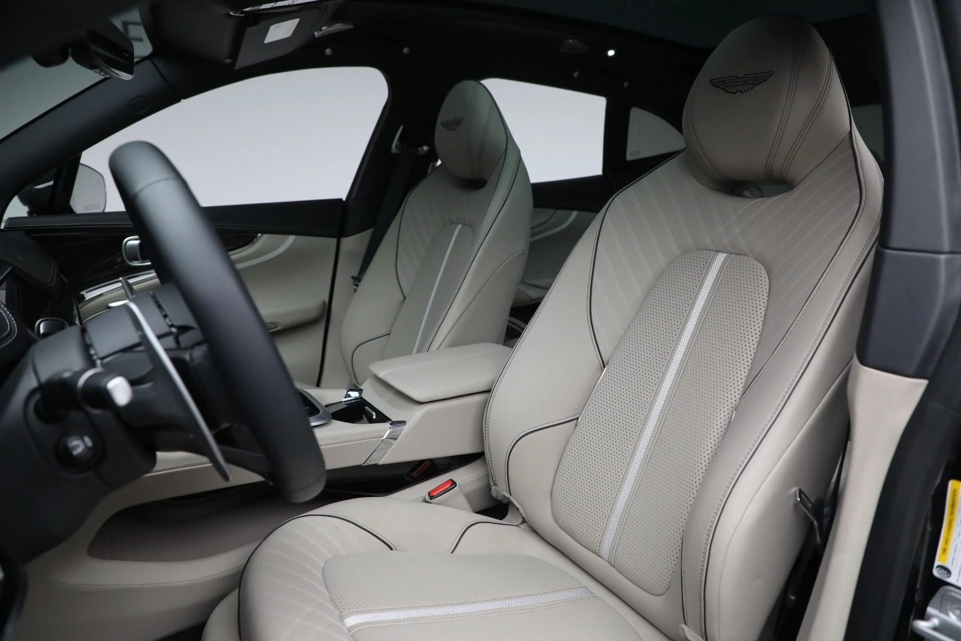 mph015_2693979966_New_2025_Aston_Martin_DBX_707_07954a6168