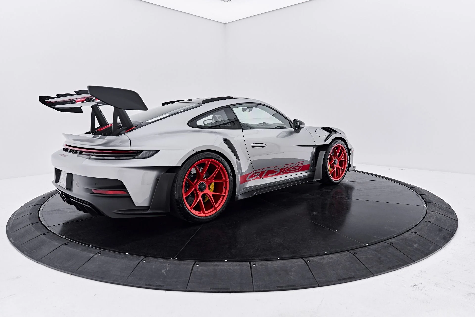mph015_2700935924_Used_2024_Porsche_911_GT_3_RS_1790637153_3e91579145