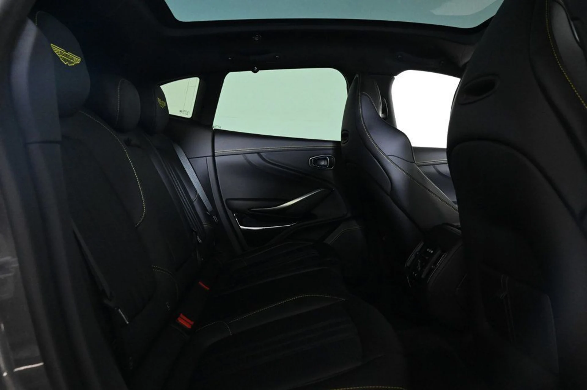 mph015_2708152593_new_2026_aston_martin_dbx_707awd_11350_22992947_16_1024_915ba45beb