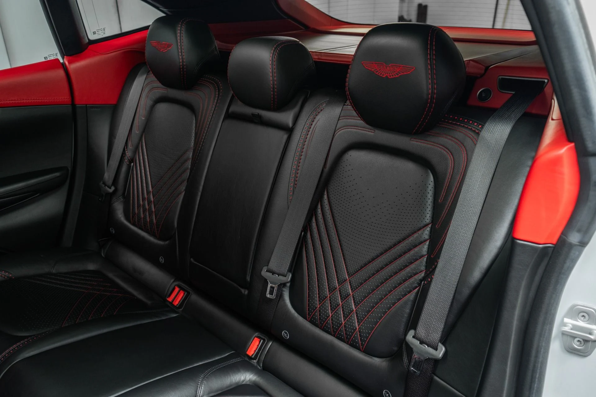 mph015_2723649857_Used_2021_Aston_Martin_DBX_AML_Color_Indulgence_Pack_DB_Elegance_Pack_1783626326_3fae4bf004
