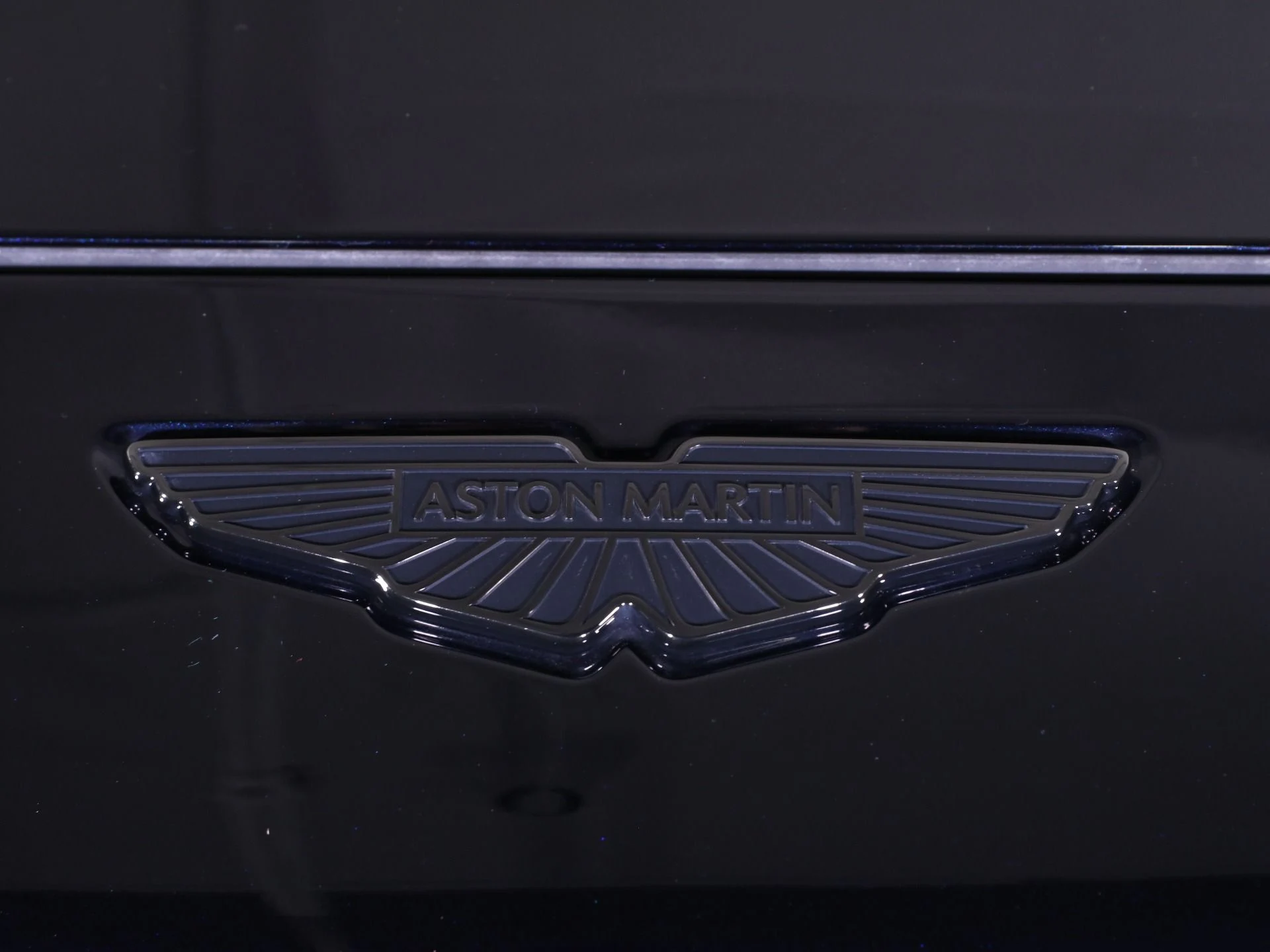 mph015_2739969939_New_2025_Aston_Martin_DBX_707_1758482586_2b7e2c3e53