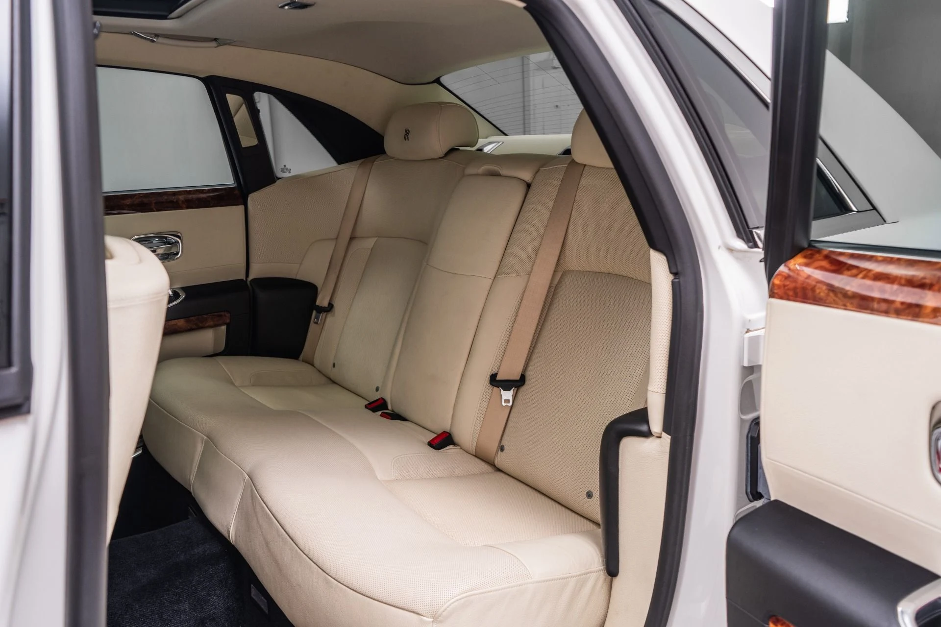 mph015_2757897920_Used_2010_Rolls_Royce_Ghost_1777319383_e60cbec11d