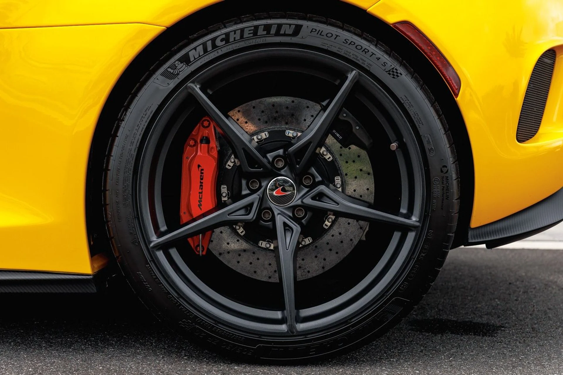 mph015_2813952957_593_p16_l_9f8f93ab96