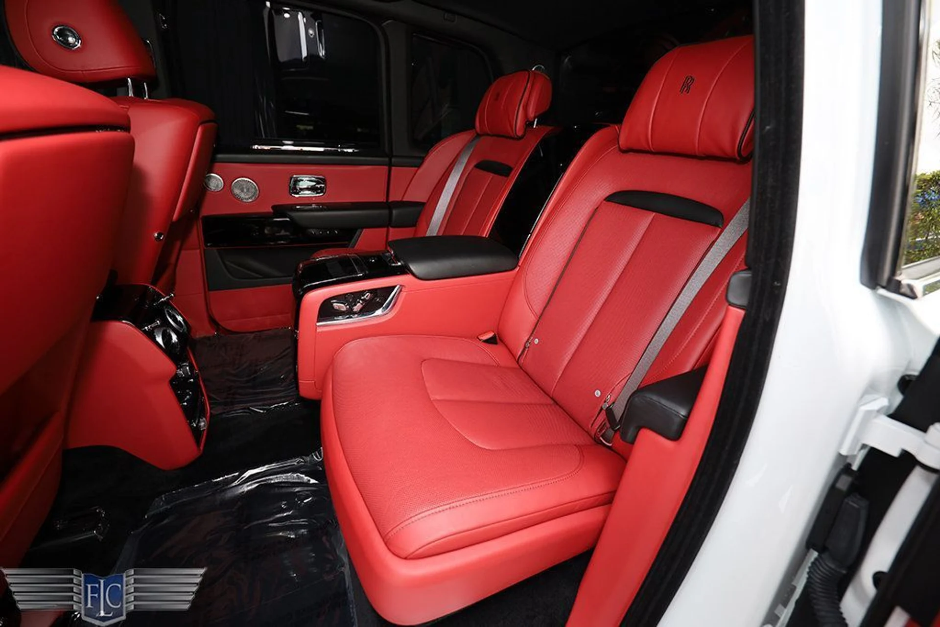 mph015_2827337808_used_2019_rolls_royce_cullinan_sportutility_6305_22963693_16_1024_3390eb97f0