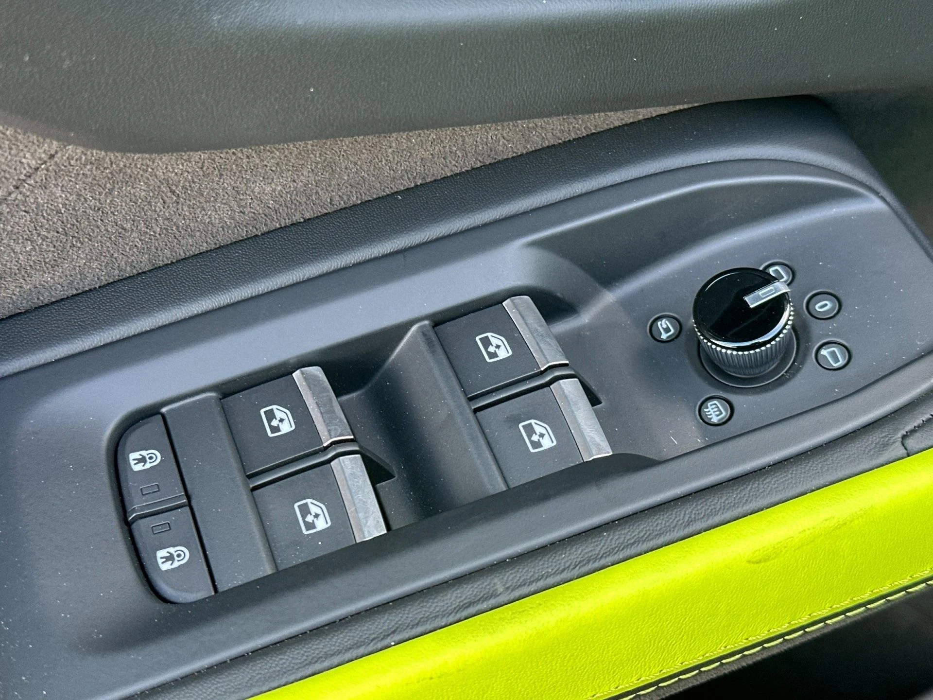 mph015_2852528279_New_2025_Lamborghini_Urus_SE_1762355302_c57cf9cbac