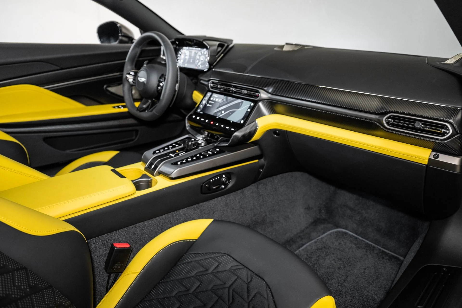 mph015_2857488652_Used_2025_Aston_Martin_Vanquish_1741191405_735035d663