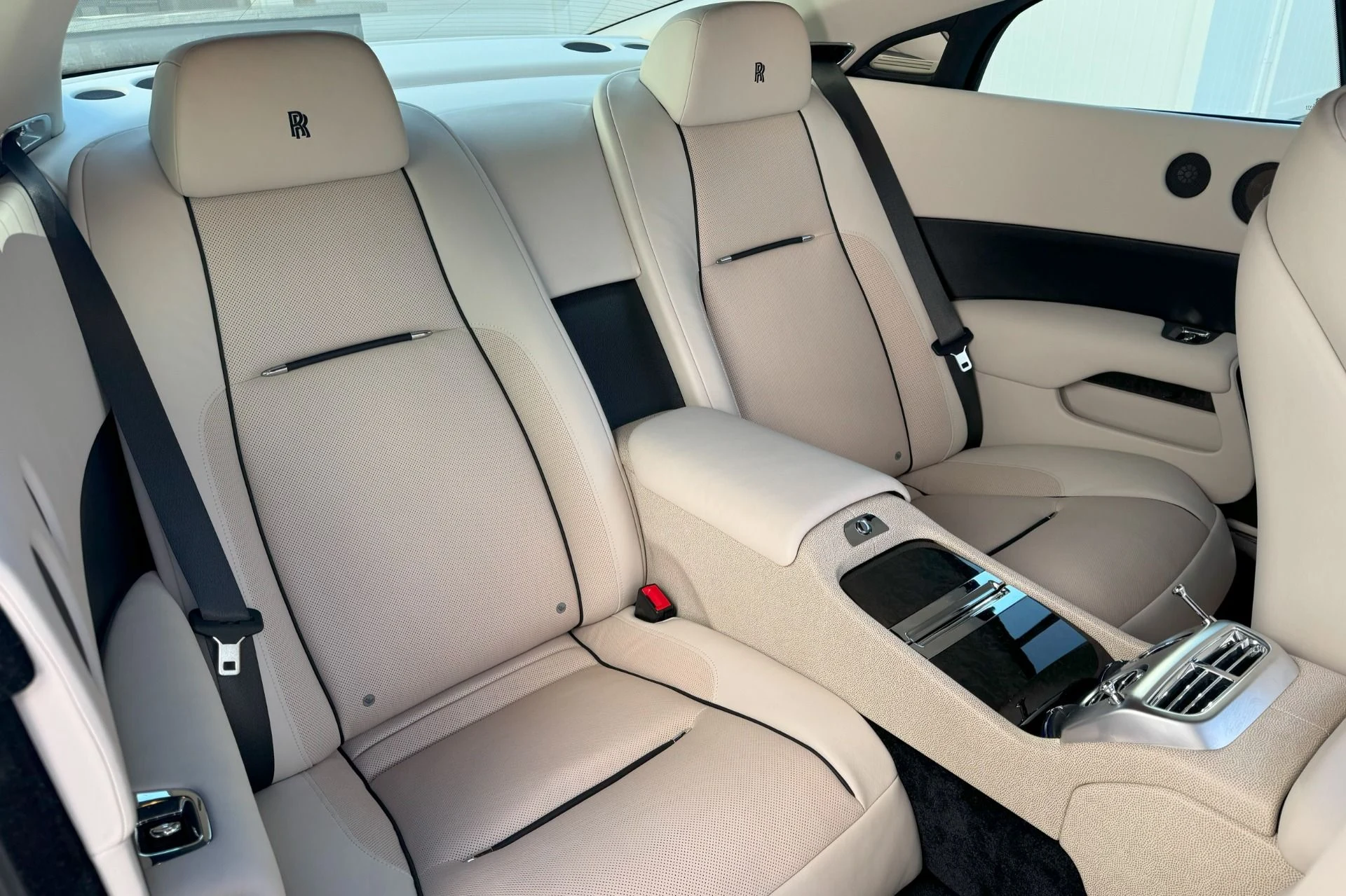 mph015_2858805553_Used_2018_Rolls_Royce_Wraith_1767023392_fec977f9b8