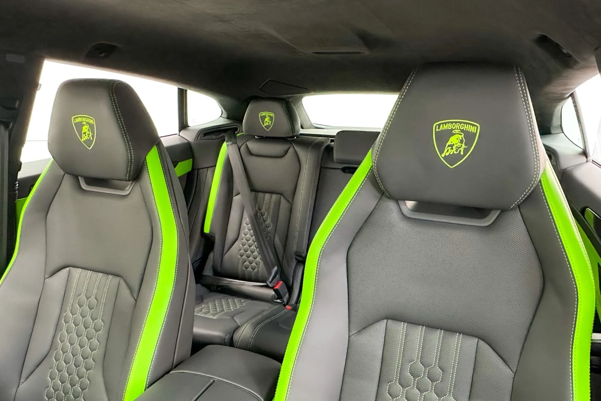 mph015_2862181913_Used_2025_Lamborghini_Urus_SE_Bicolor_Sportive_Interior_870_Miles_789_Horsepower_1772047761_79e5b7c4c6