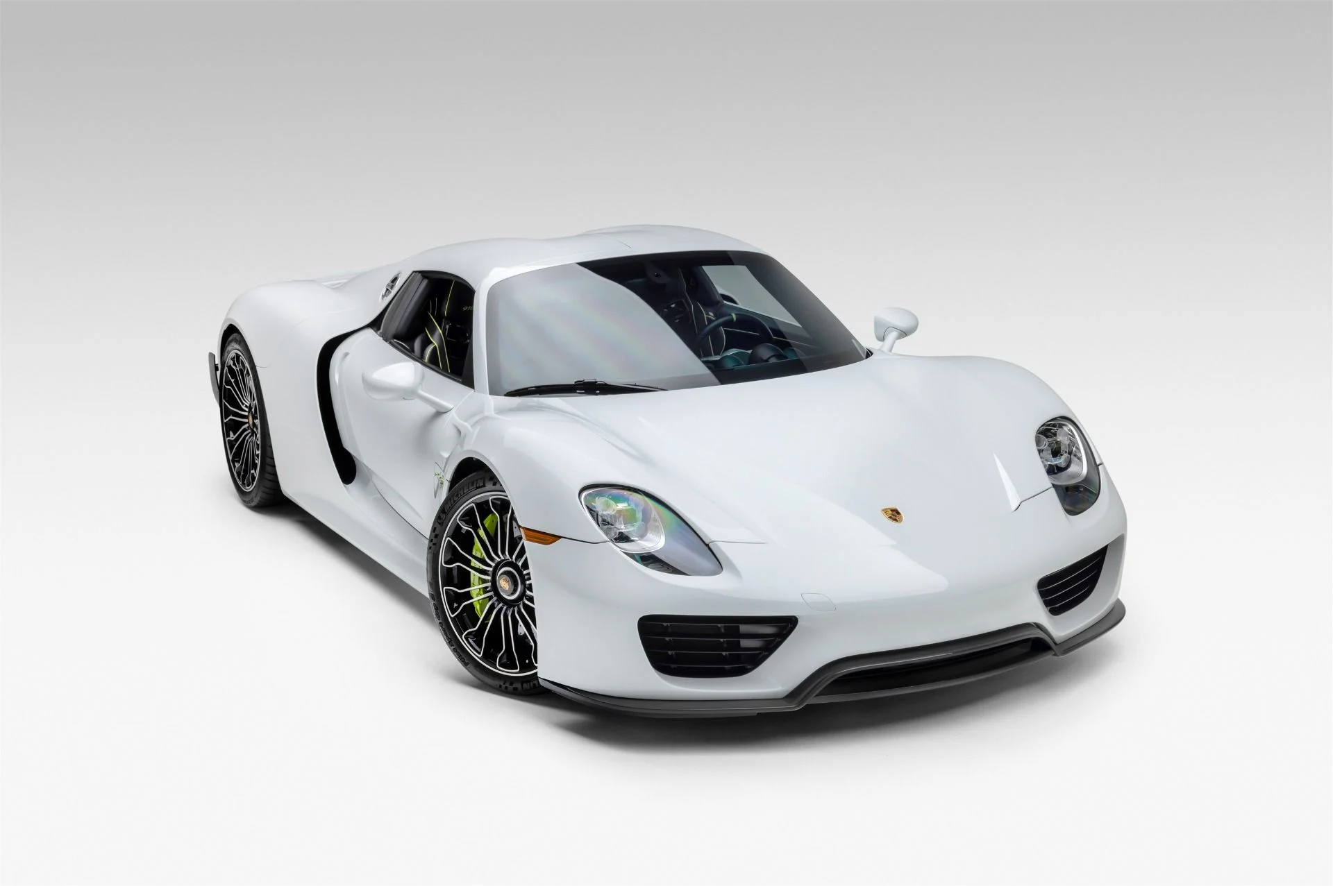 mph015_2870711618_Used_2015_Porsche_918_Spyder_1740676476_912eb52402