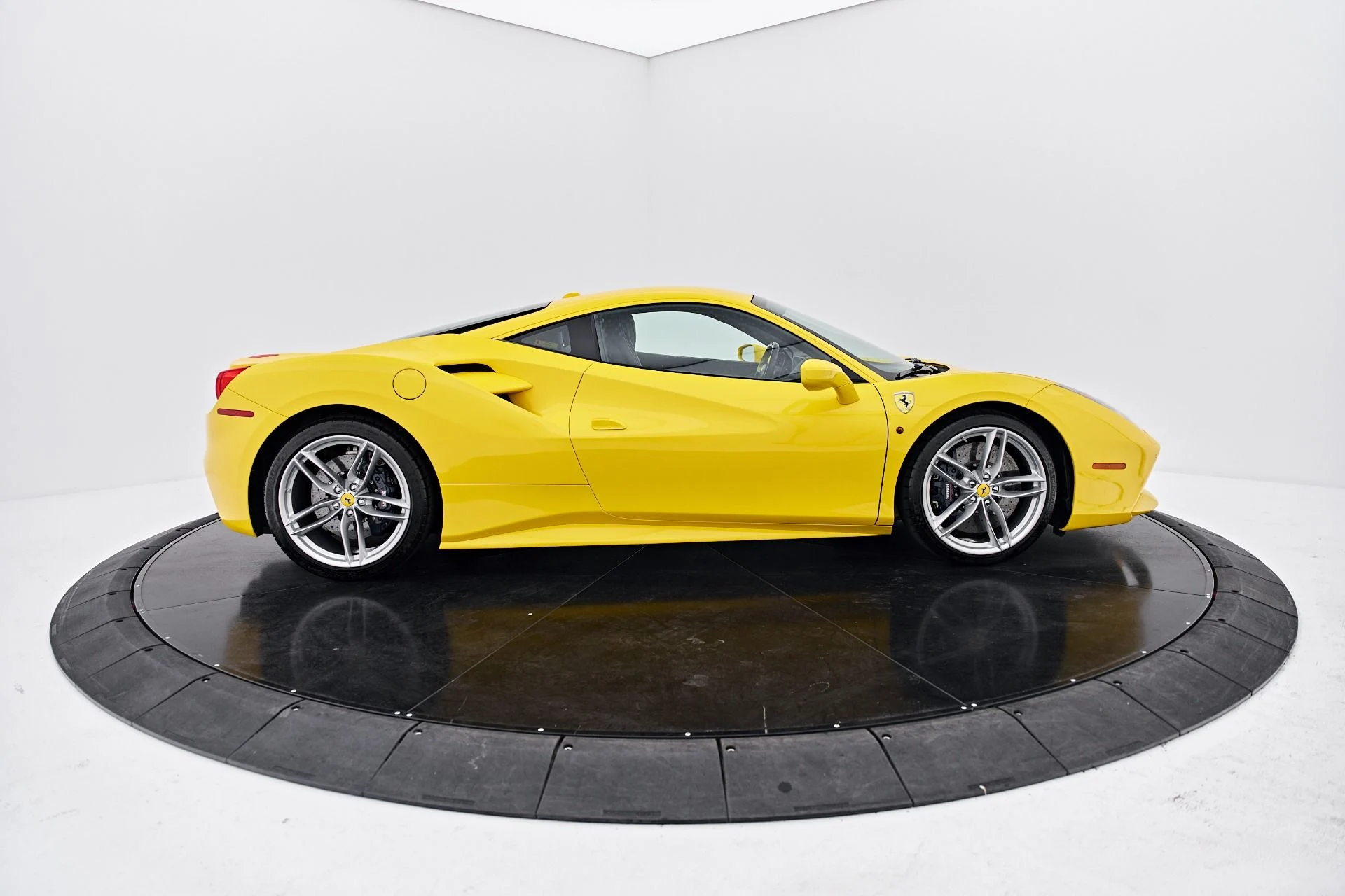 mph015_2880843629_Used_2017_Ferrari_488_GTB_Base_1791401150_7b66e8c565