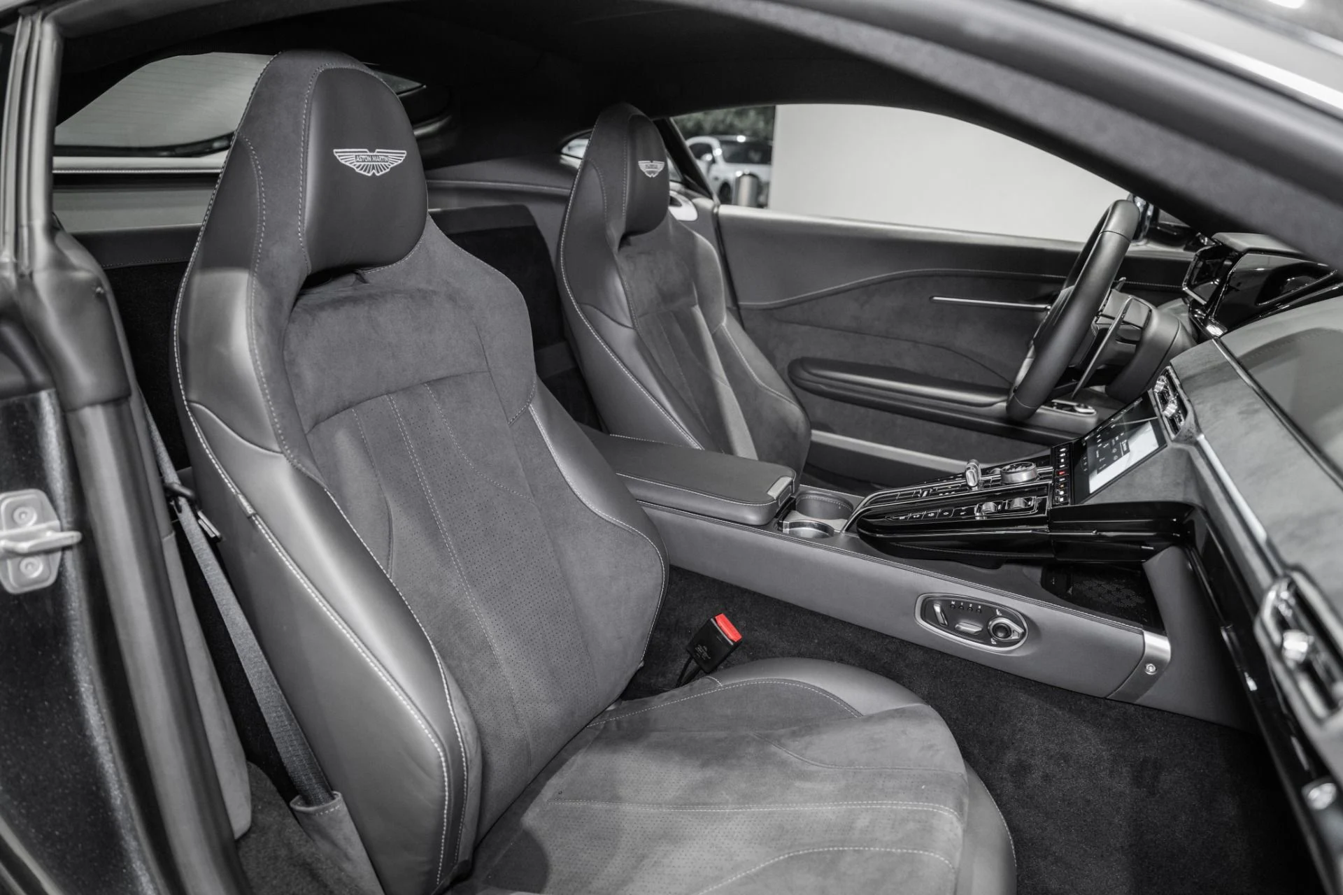 mph015_29073142_Used_2025_Aston_Martin_Vantage_1784563036_6ae71267de