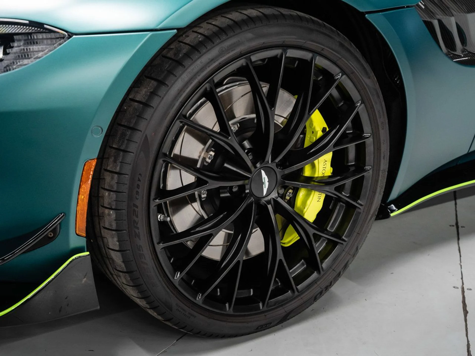 mph015_2912720239_aston_martin_vantage_2023_f4e2d8a256