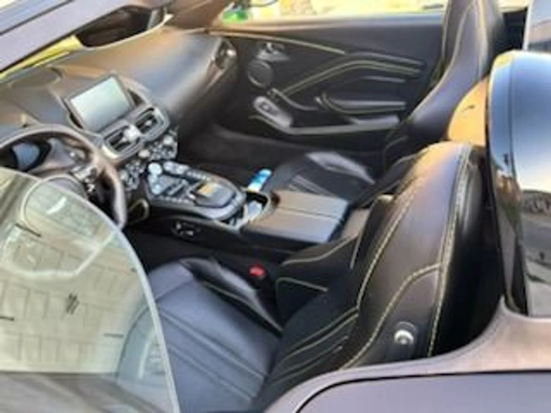 mph015_2924262190_Used_2021_Aston_Martin_Vantage_1759360307_6d40335793