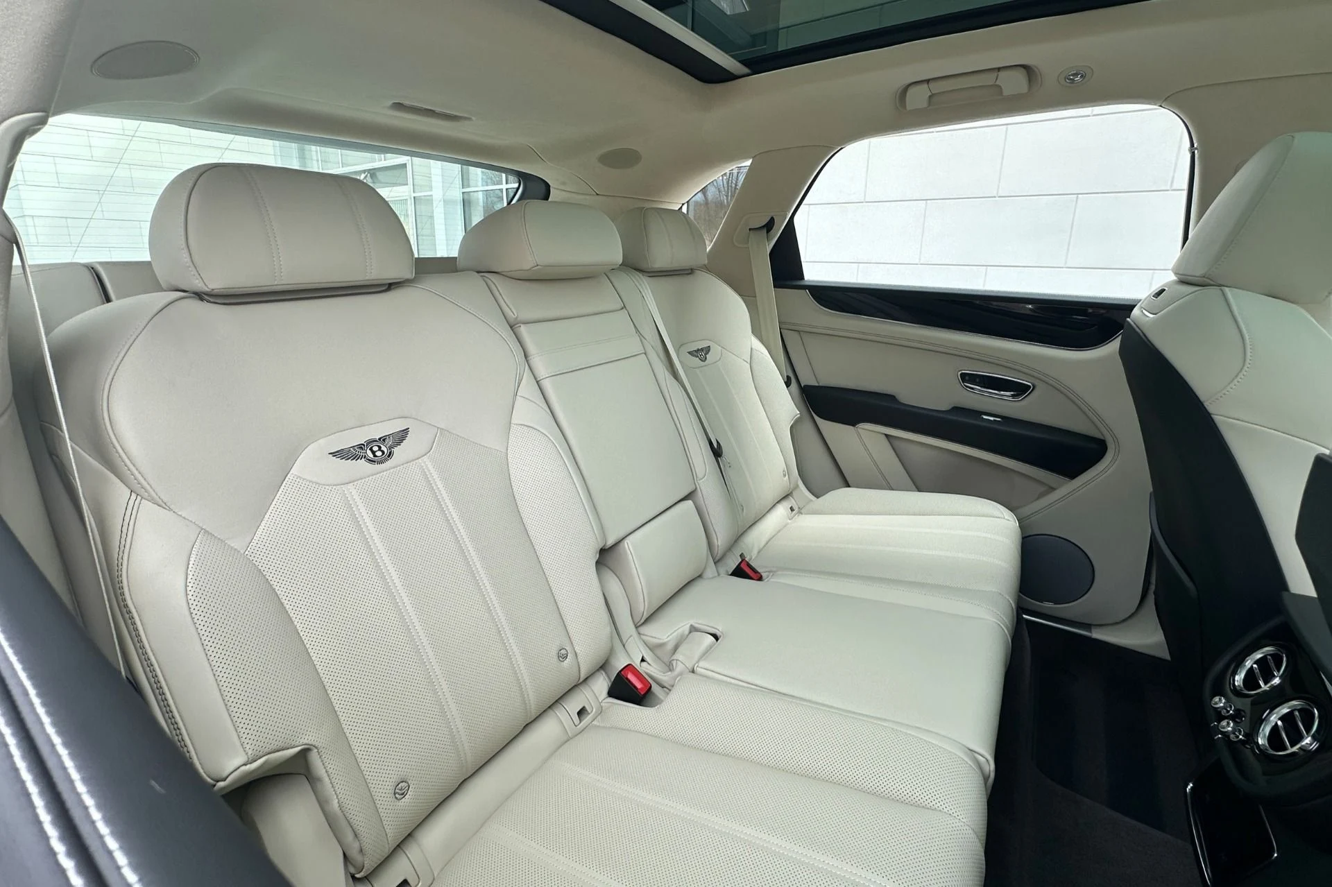 mph015_2950805041_New_2026_Bentley_Bentayga_V8_1775834664_ecebde9ef5