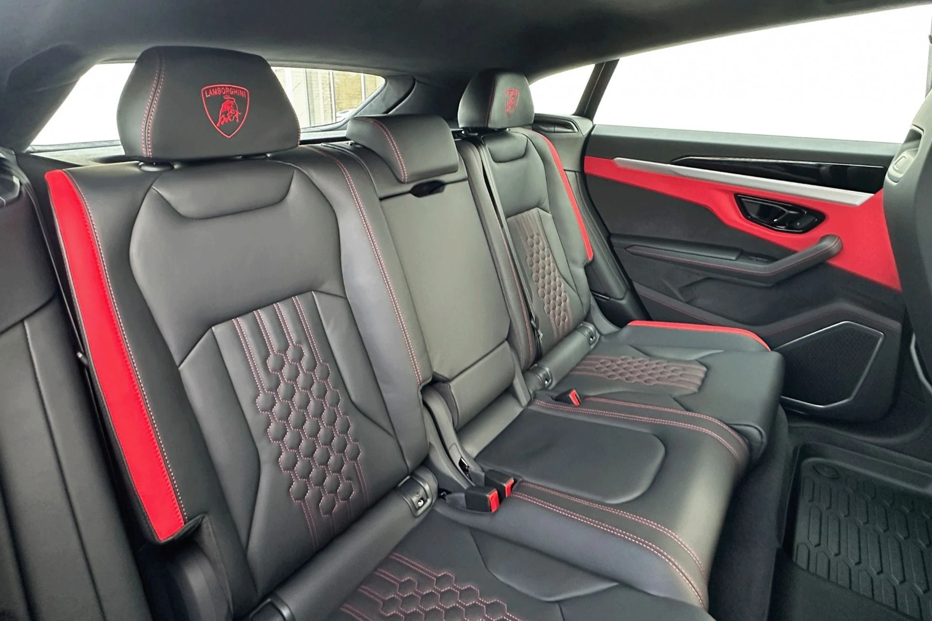 mph015_2960988384_New_2025_Lamborghini_Urus_SE_1765534314_a436707d54